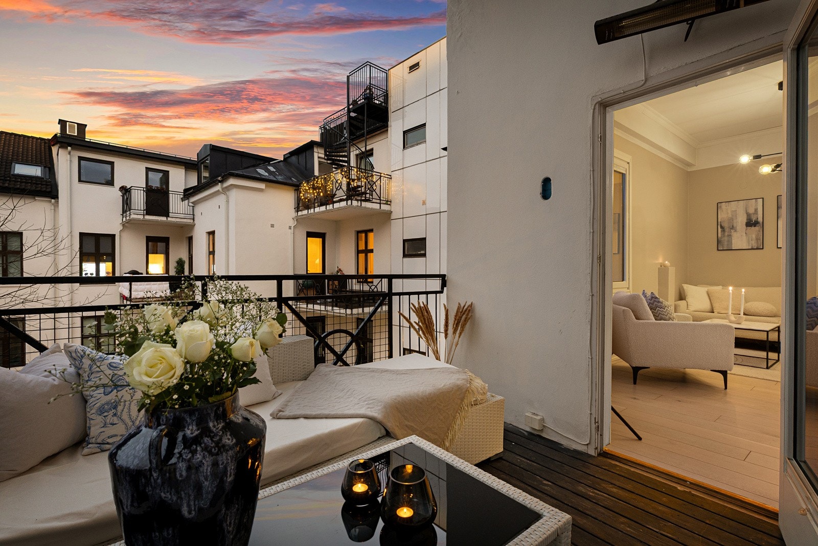 I direkte tilknytning til stuen ligger den herlige og romslige balkongen på 7 kvm, med god plass til både lounge og grill Galleribilde