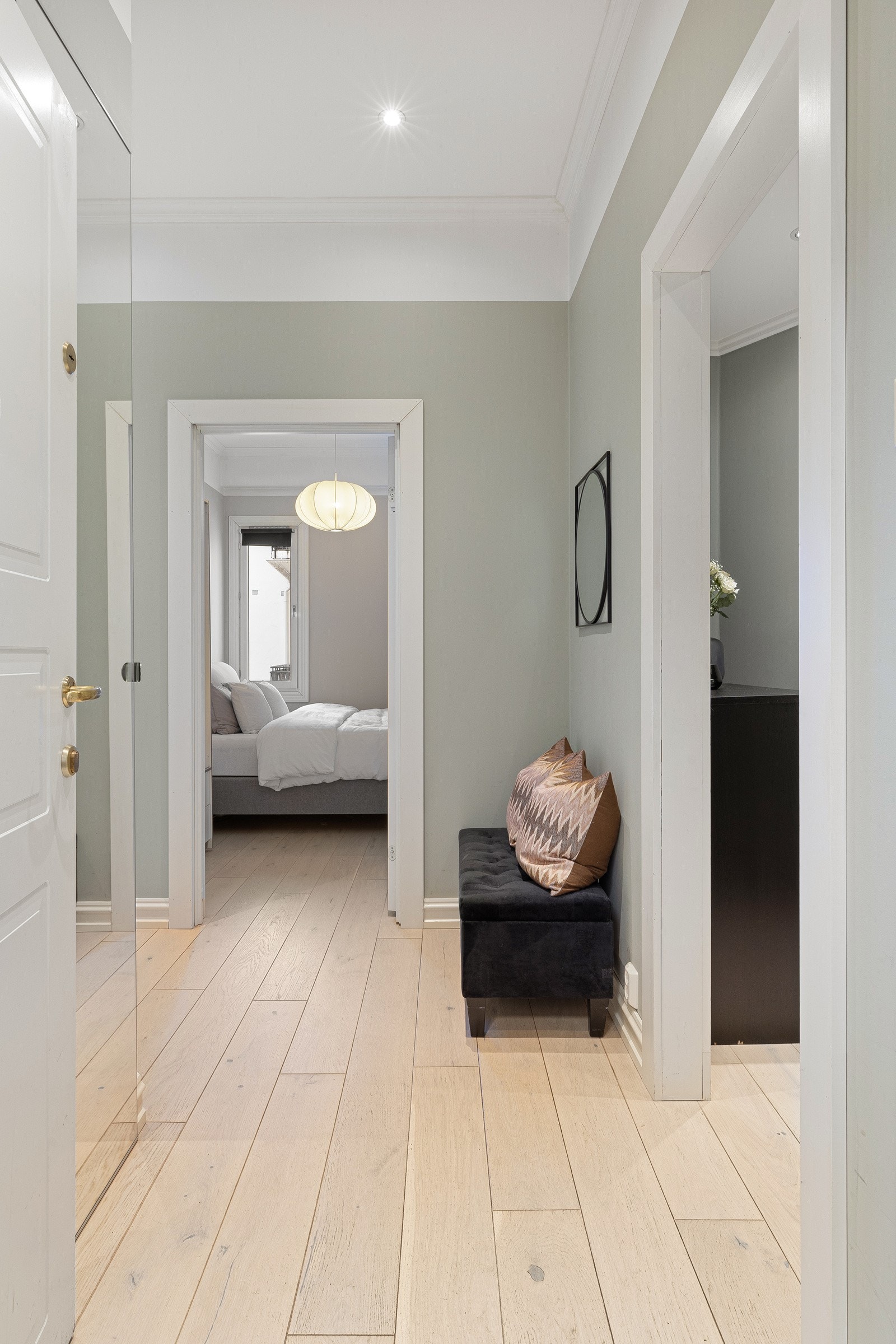 Det er godt med plass til både klesoppheng og skotøy. Til venstre er det et speil, som skjuler et ekstra garderobeskap Galleribilde