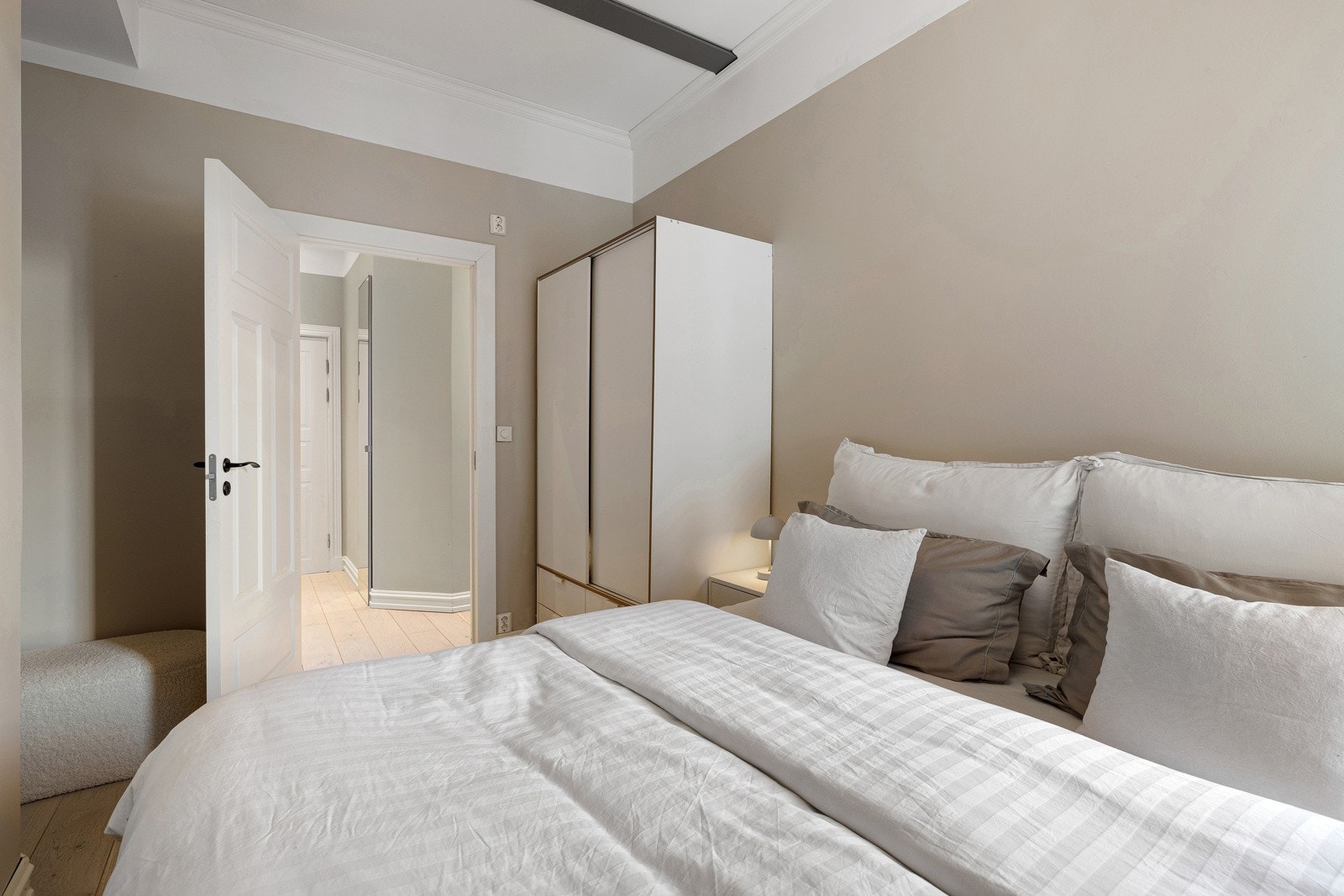 Det er god plass til dobbeltseng med nattbord på hver side, samt et stort garderobeskap Galleribilde