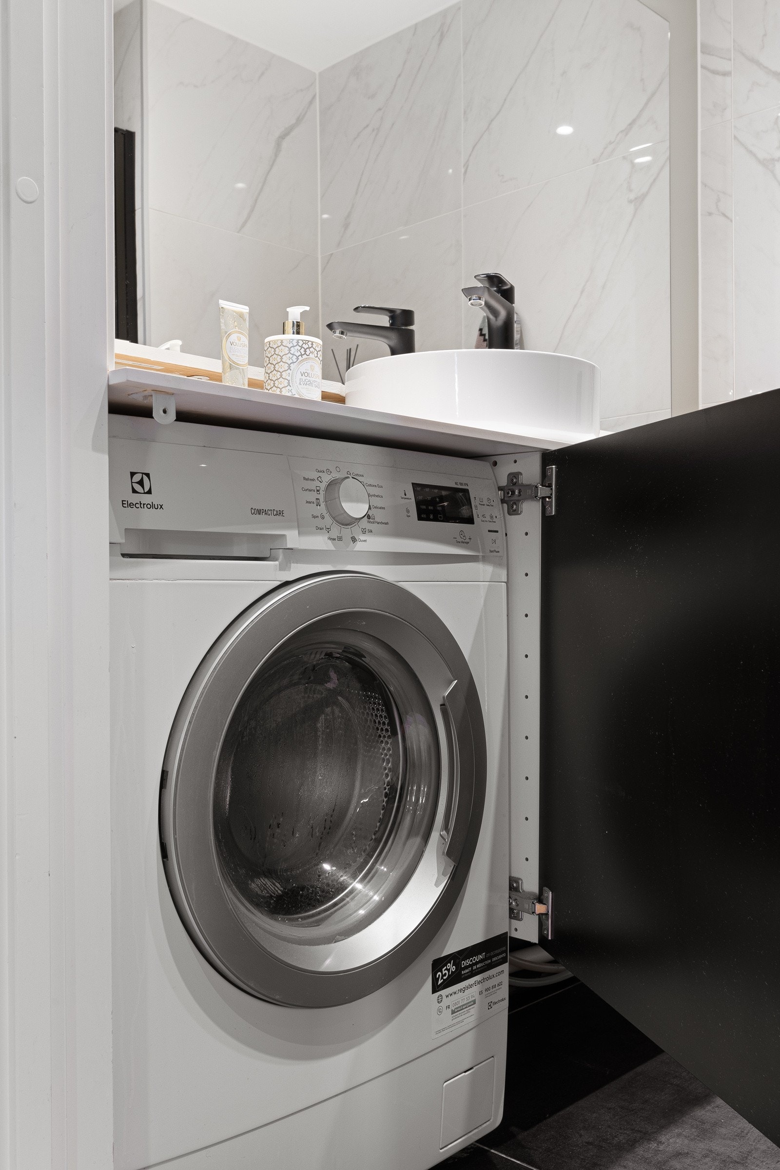 Det er også opplegg for vaskemaskin, diskret plassert under servanten Galleribilde