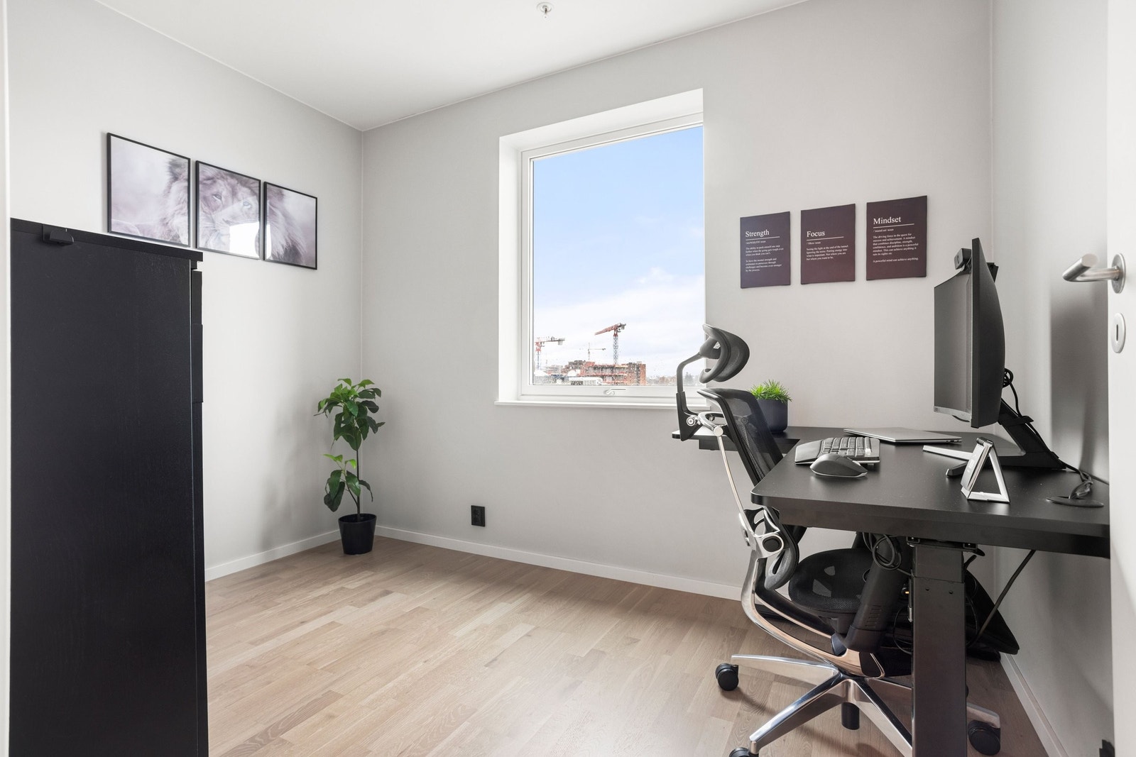 Oversiktlig kontor med fin utsikt fra vindu. Galleribilde