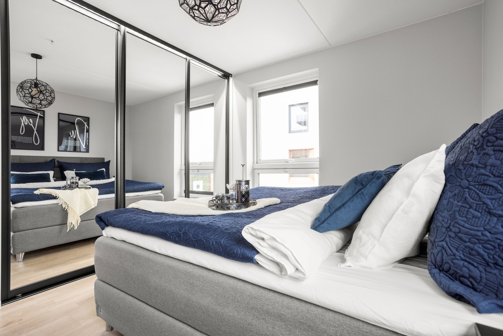 Stor garderobeløsning med smartbelysning. Galleribilde