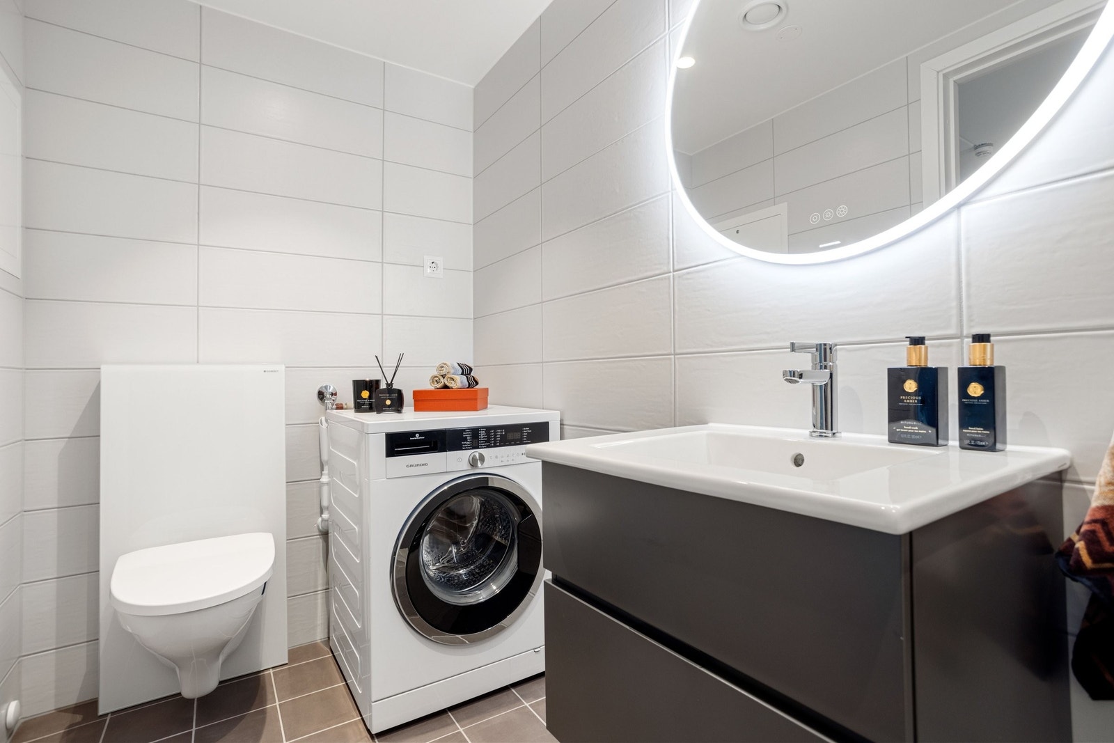 Fint bad med egen plass for vaskemaskin og tørketrommel. Galleribilde