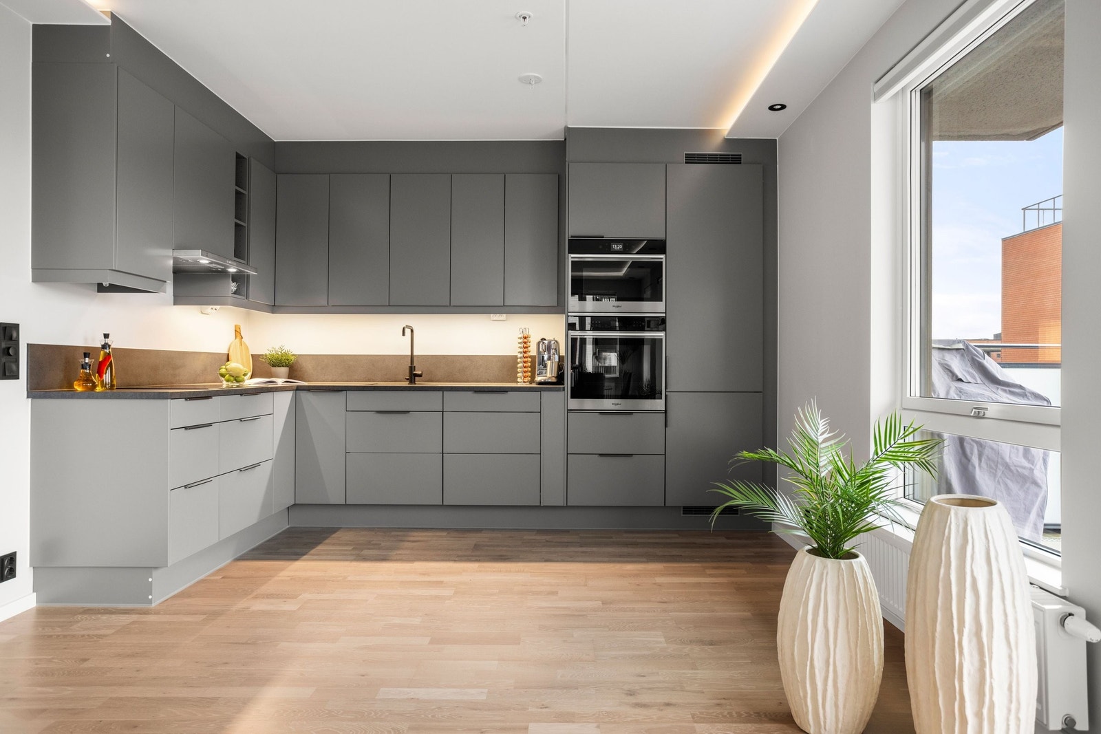 Praktisk kjøkken med integrerte hvitevarer. Galleribilde