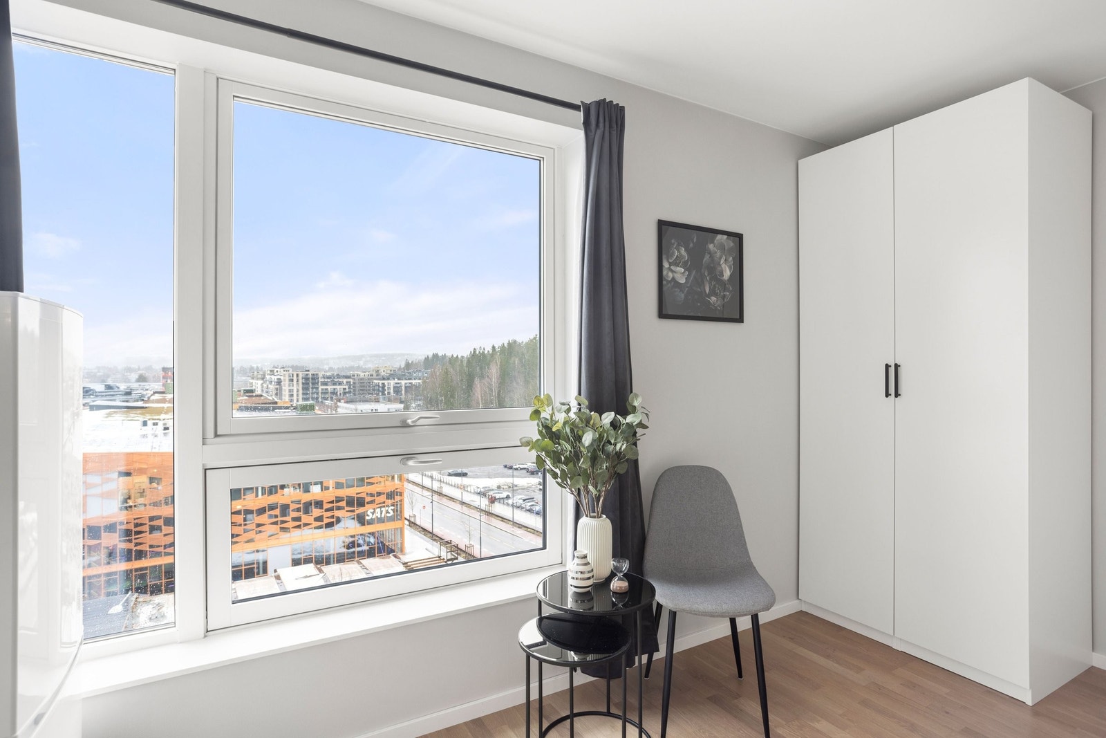 Stort vindu som skaper god atmosfære. Galleribilde