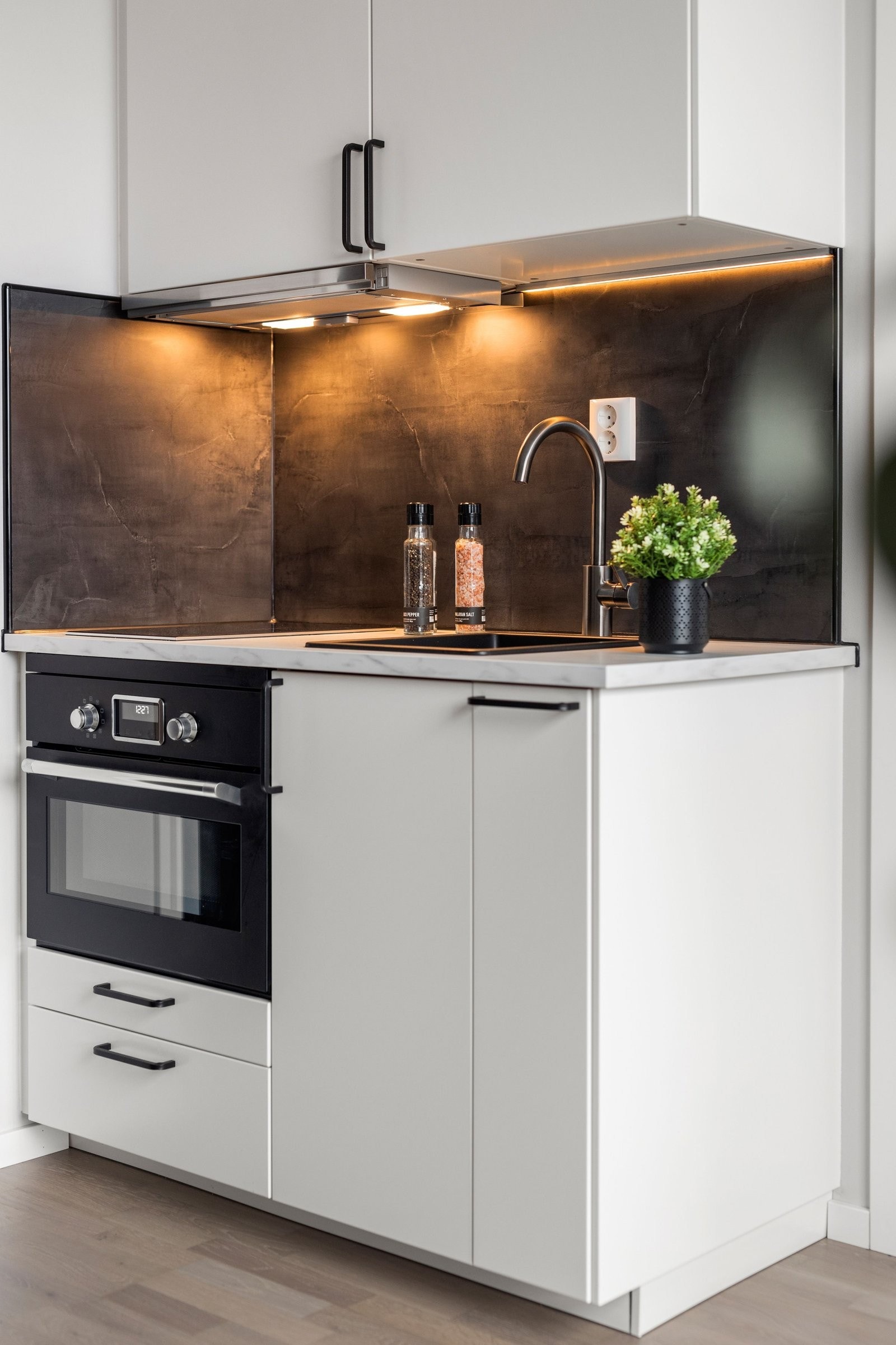 Kjøkken med integrert platetopp og kombiovn. Galleribilde