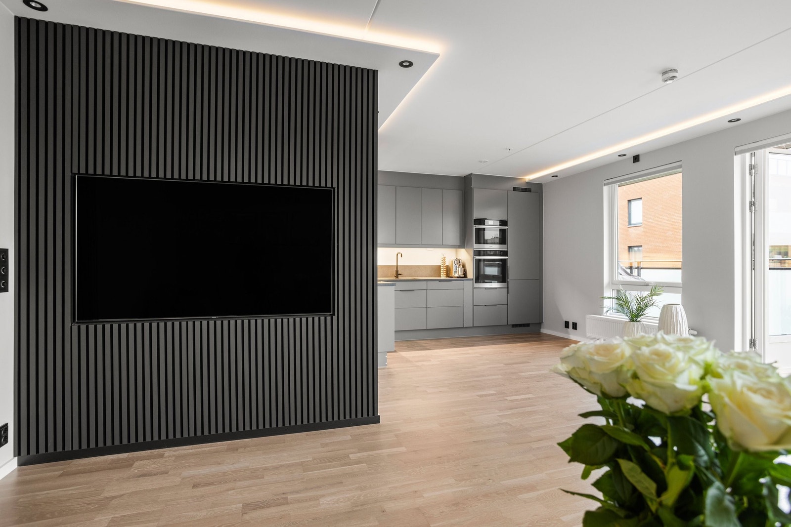 Nydelig og praktisk TV vegg med spiler. Galleribilde