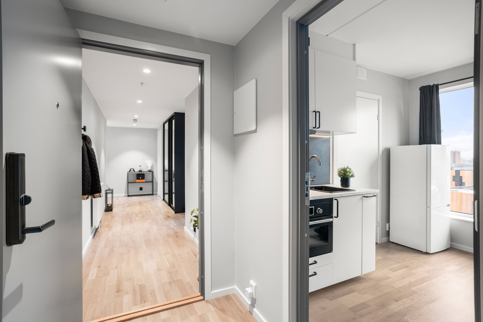 Egen inngang til leilighet og hybel gjennom felles gang. Ytterdører har smartlås med app styring. Galleribilde