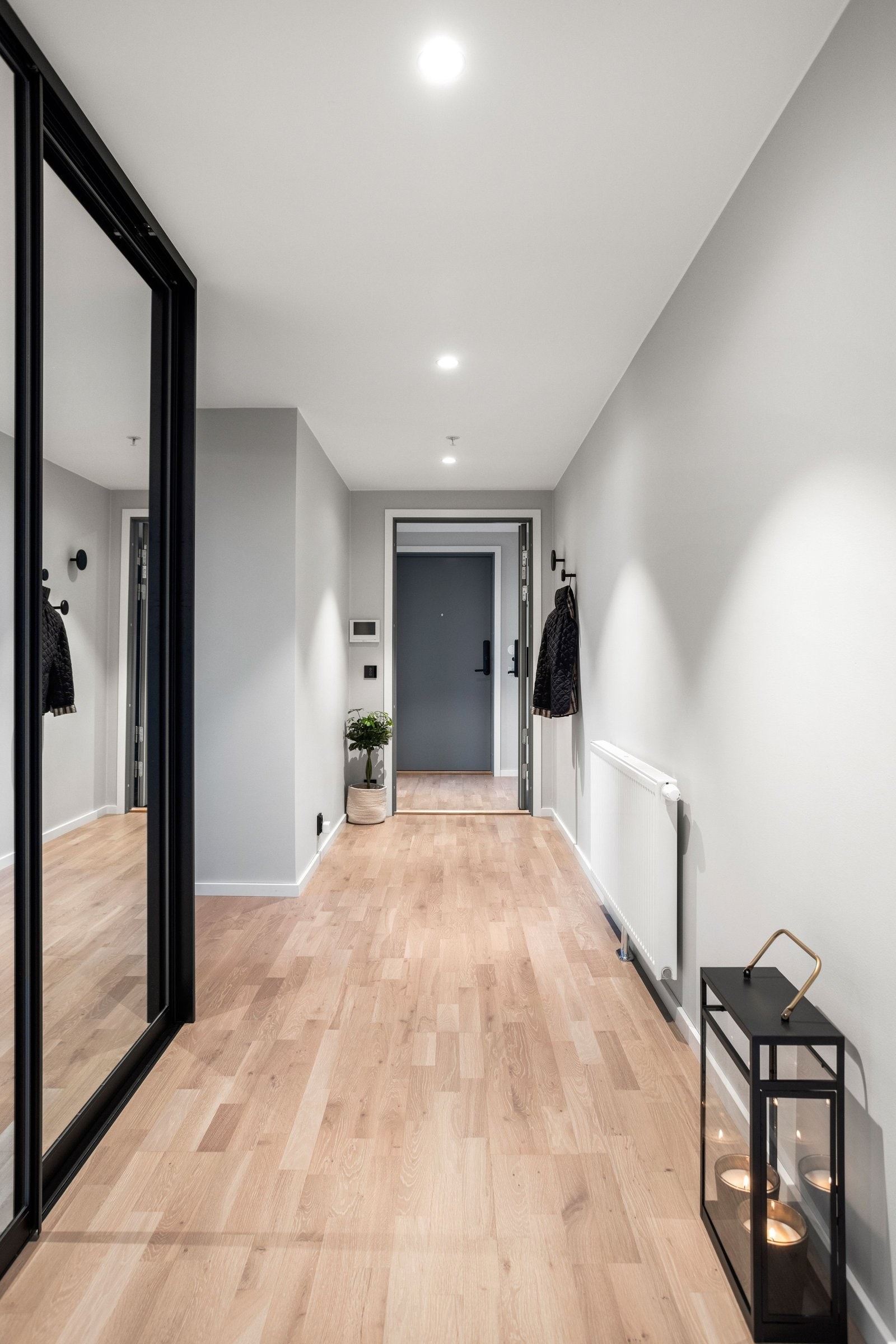 Lys og oversiktlig gang. Smartcalling med oppring til mobil. Med dette er det enkelt å holde styr på gjester og besøkende som ringer på. Galleribilde