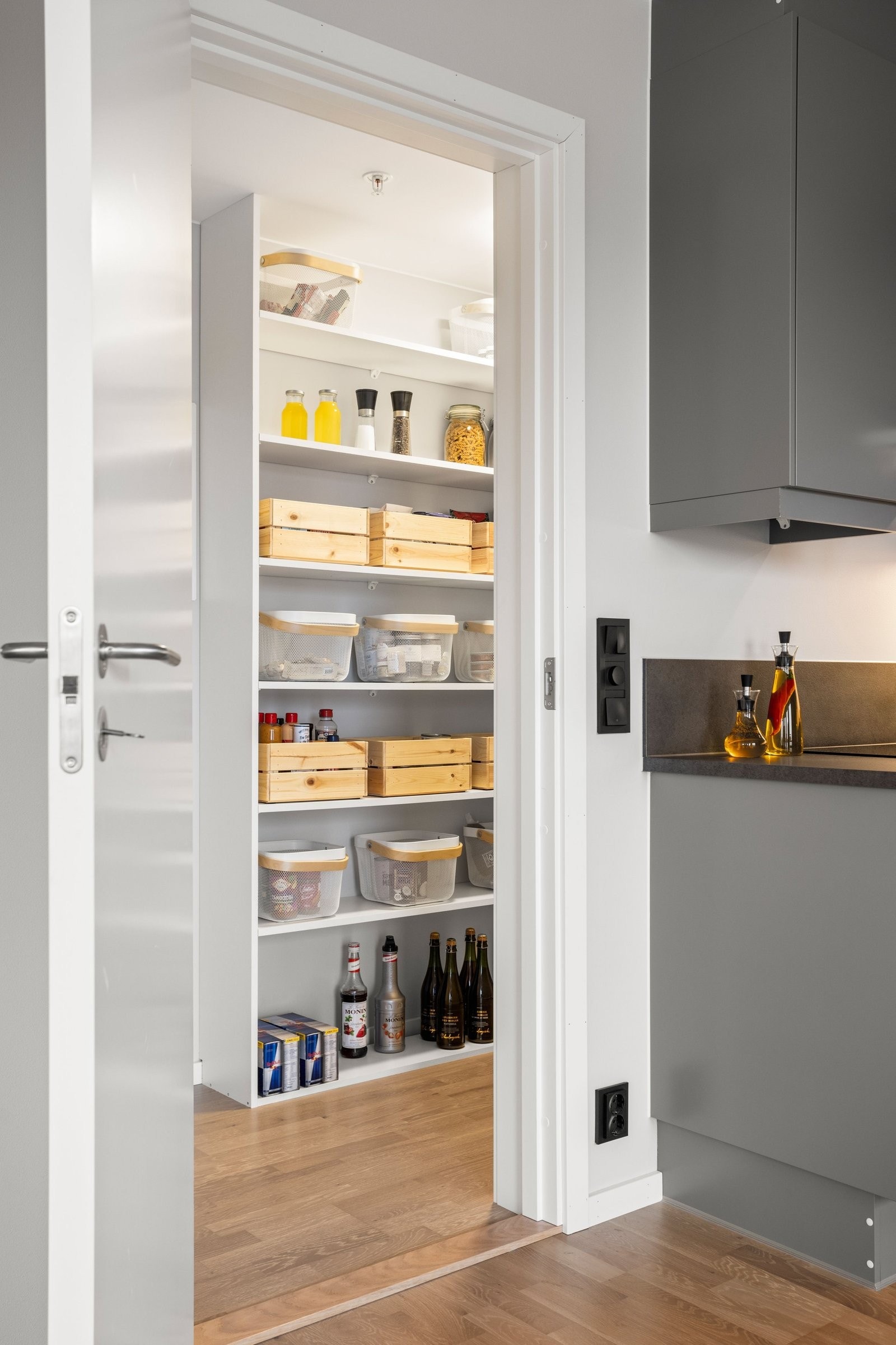 Matbod med hyllesystem og plass til annet oppbevaring. Galleribilde