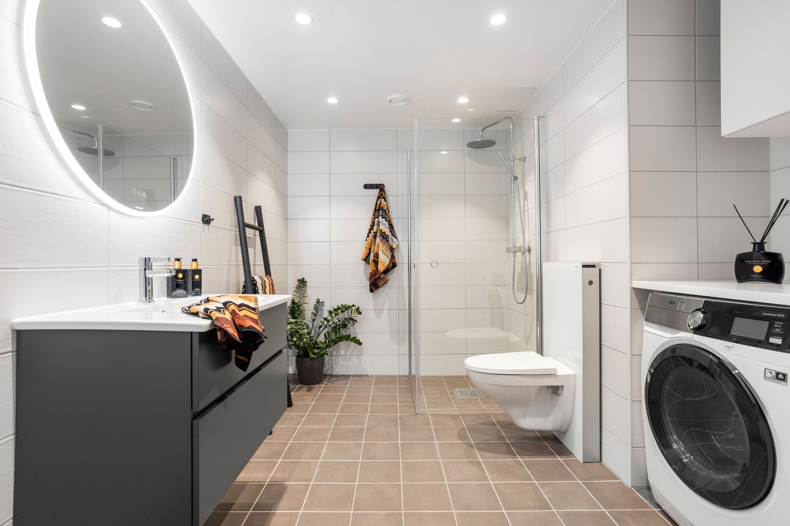 Lekkert og stort bad. Egen vaskesone med god plass til oppbevaring og vaskemaskin. Selfie speil og dusj med rainshower. Galleribilde