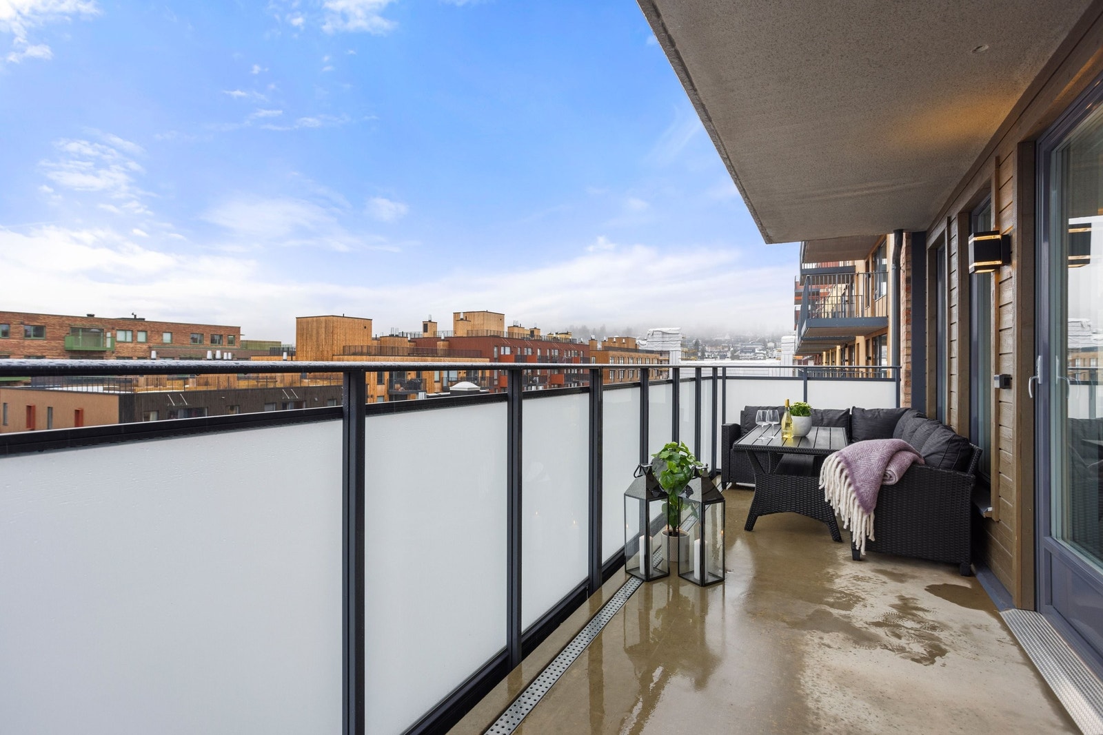 Balkong med god plass til sittegruppe og grill. Her kan man sitte å nyte solen. Galleribilde