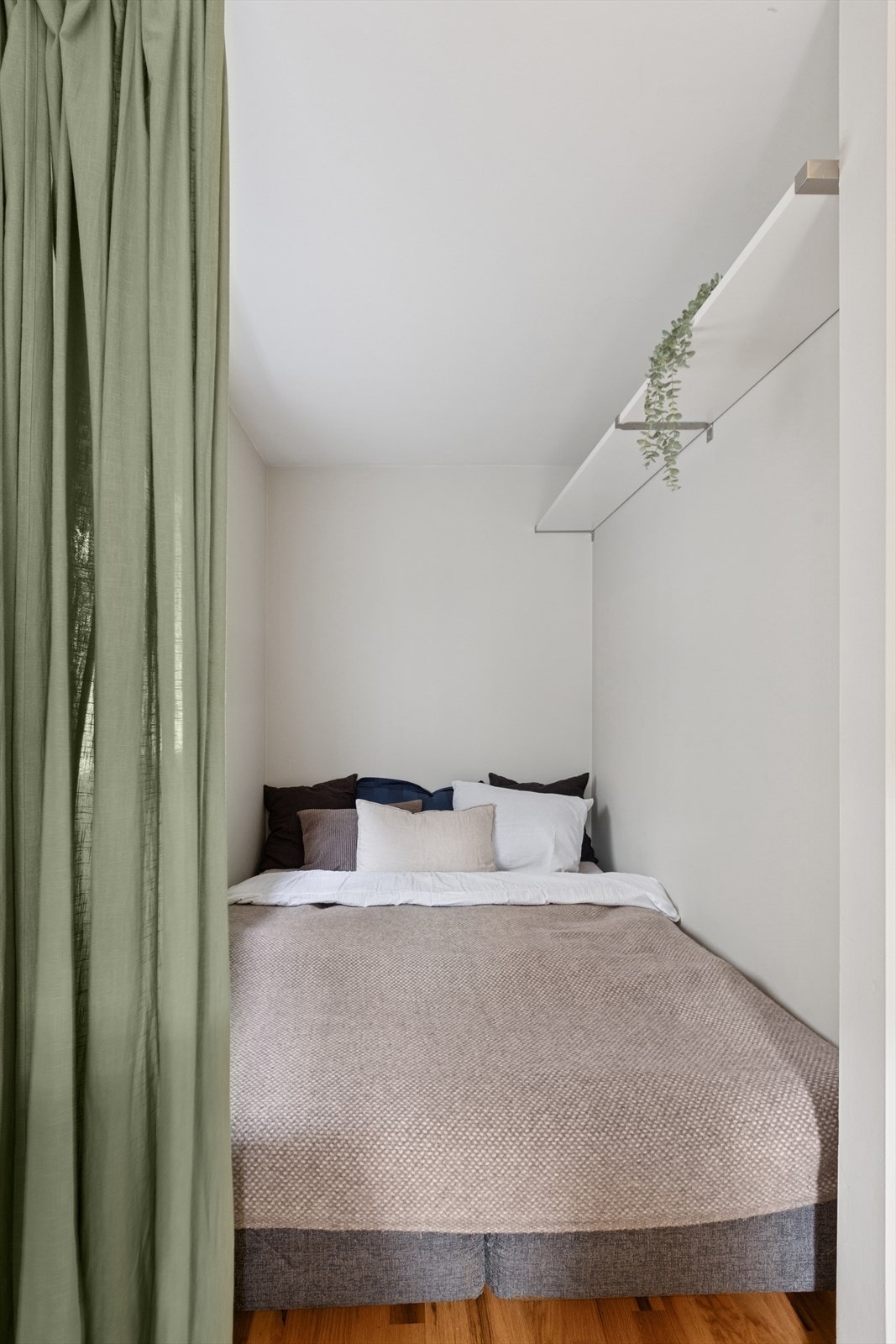 Sovealkove med bredde på 1,6m gir plass til en større seng, eller alternativt en mindre seng og et nattbord. Galleribilde