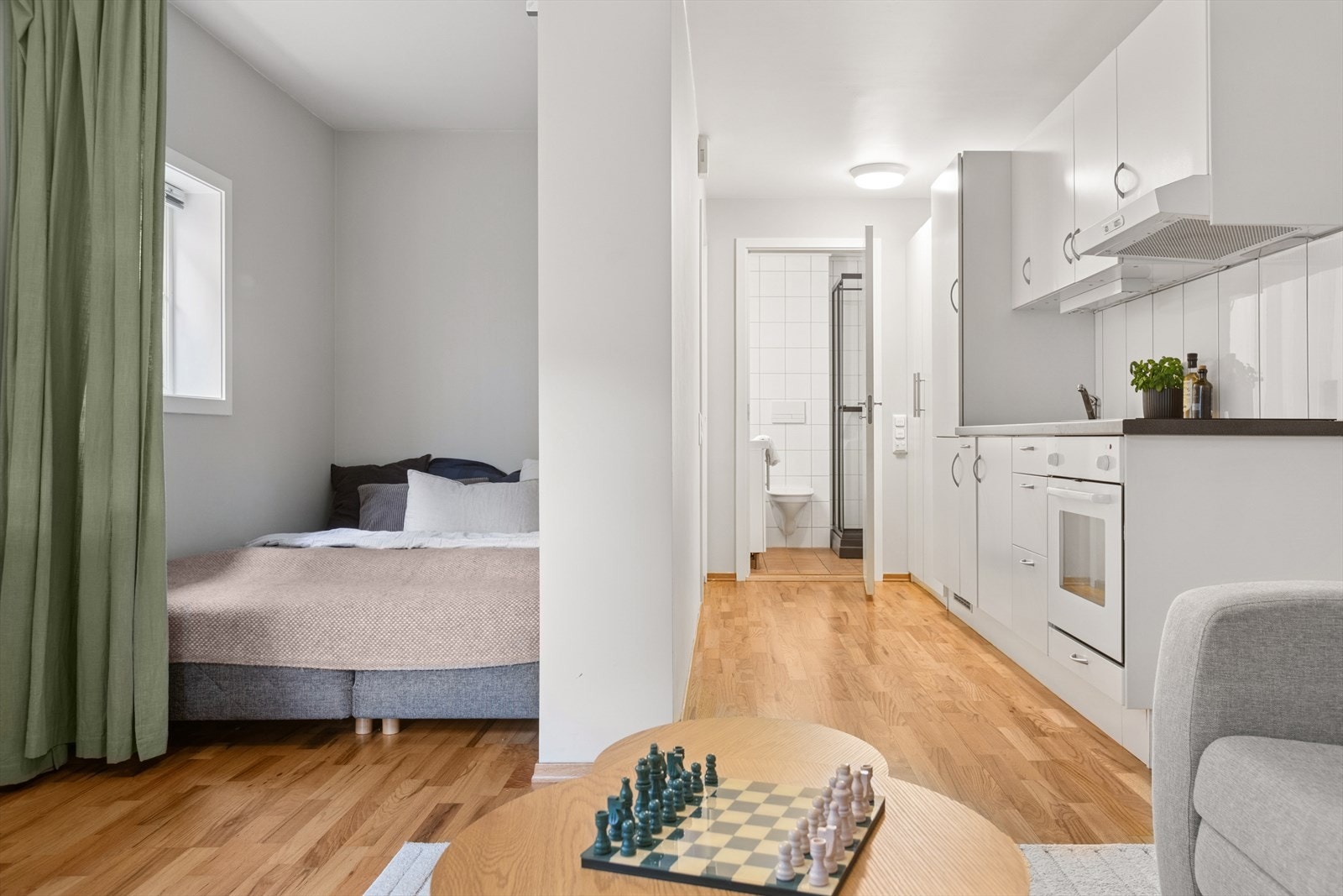 Vindu som kan åpnes gir gode luftemuligheter i sovealkoven som kan bidra til bedre søvn. Galleribilde