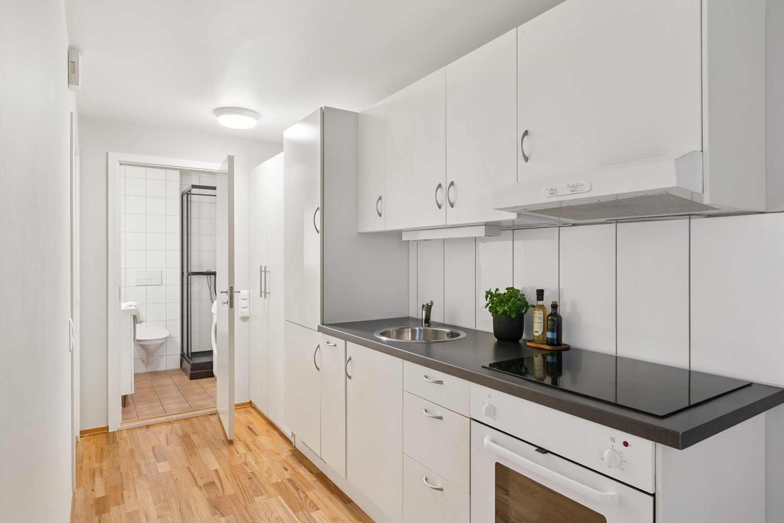 Kjøkkenet (TG1) har en arealeffektiv plassering mellom stue og gang, samt avgrenset fra soveområdet. Galleribilde