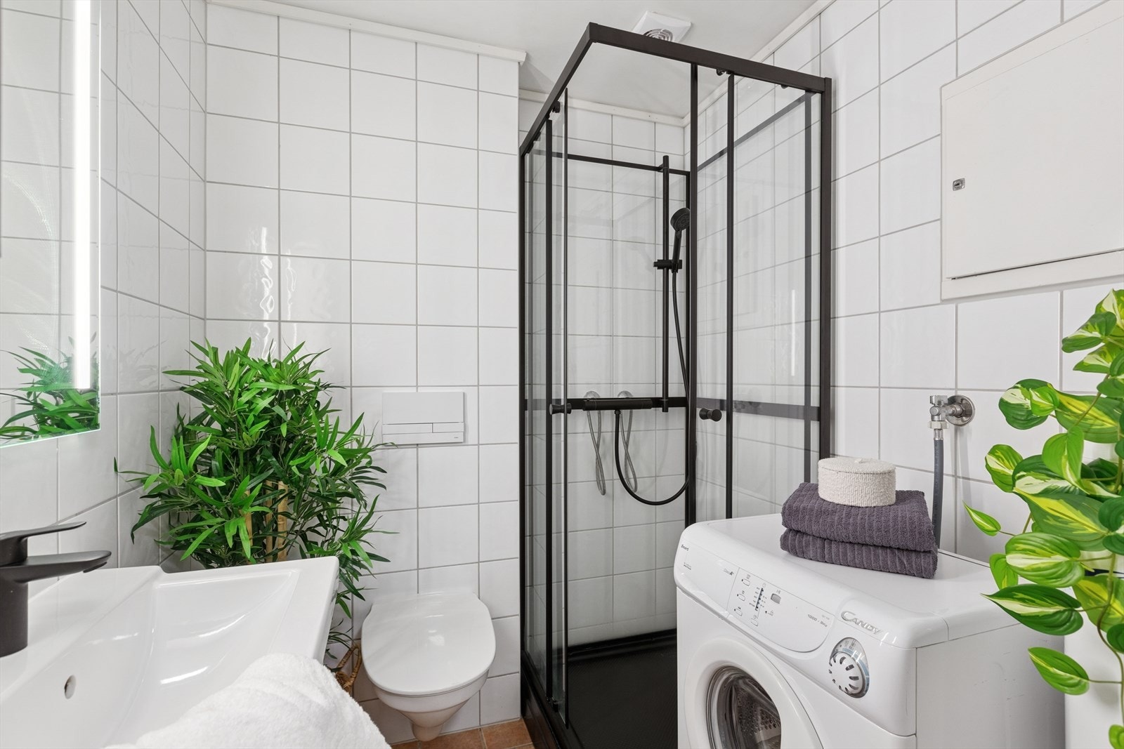 Baderommet ble oppgradert i 2024 med nytt dusjkabinett og nytt blandebatteri på servant. Galleribilde