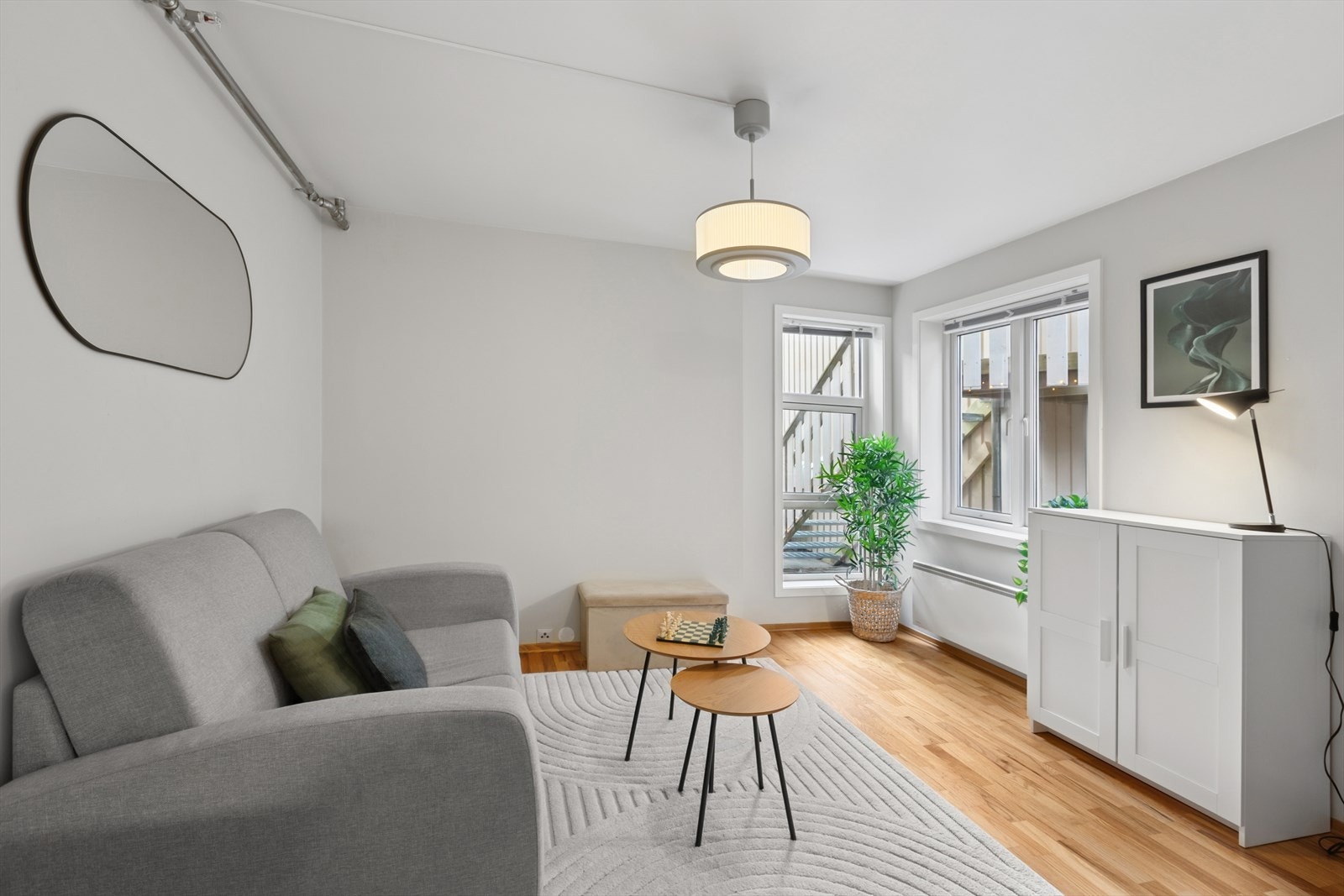 Smart planløsning hvor 24 m² er godt utnyttet med sovealkove og nok så romslige rom. Galleribilde