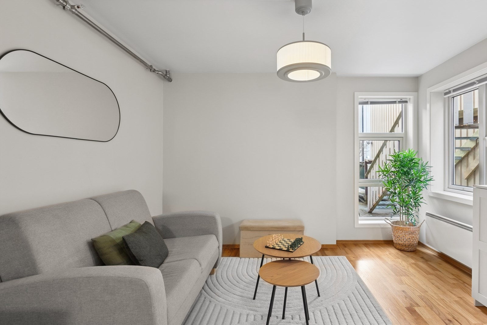 Stuen har flere møbleringsmuligheter og plass til både sofahjørne og spisebord om man ønsker det. Galleribilde