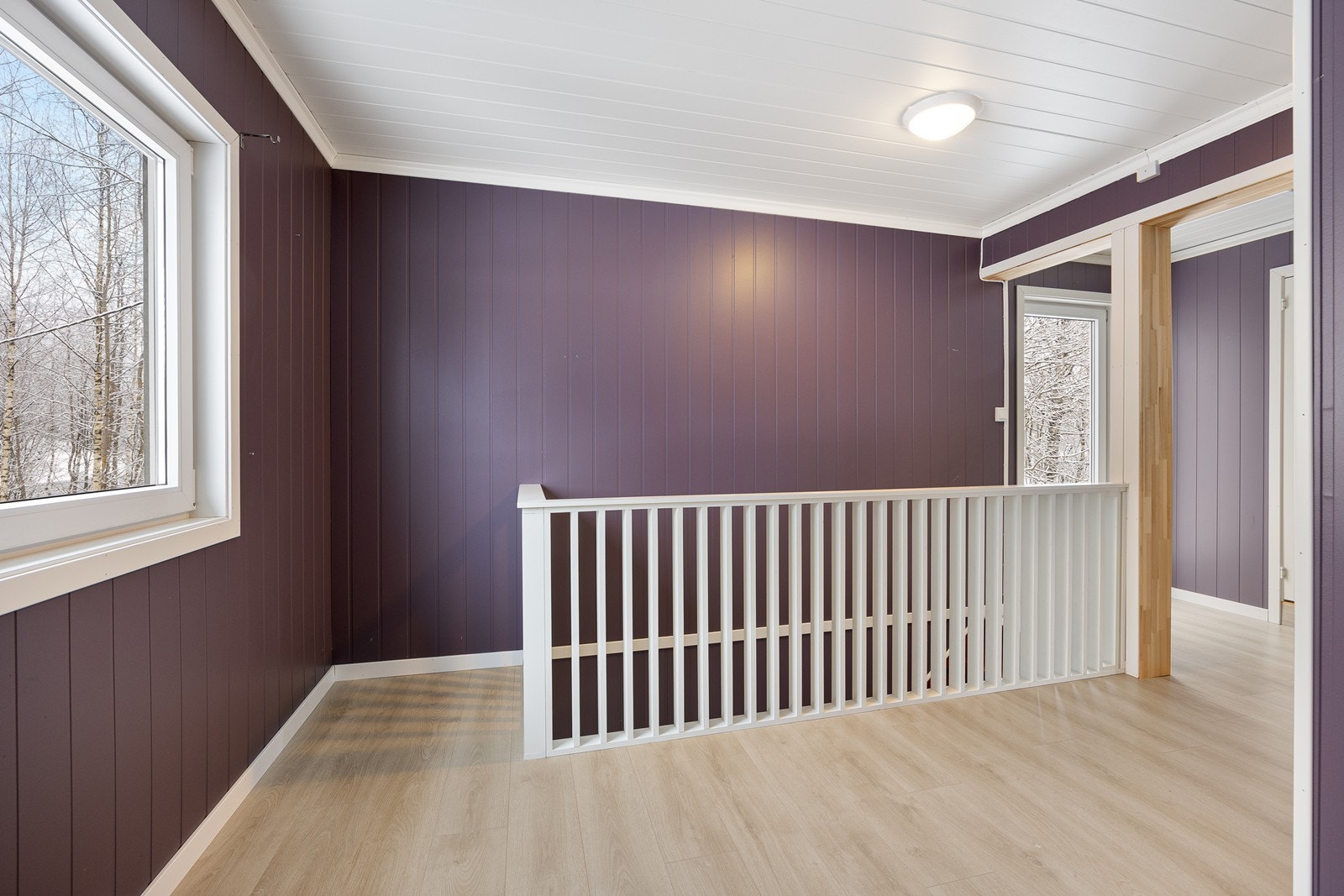 I andre etasje finnes trapperom, bad/vaskerom og 2 soverom.
Trapperommet er romslig og har plass til oppbevaringsmøblement. Galleribilde