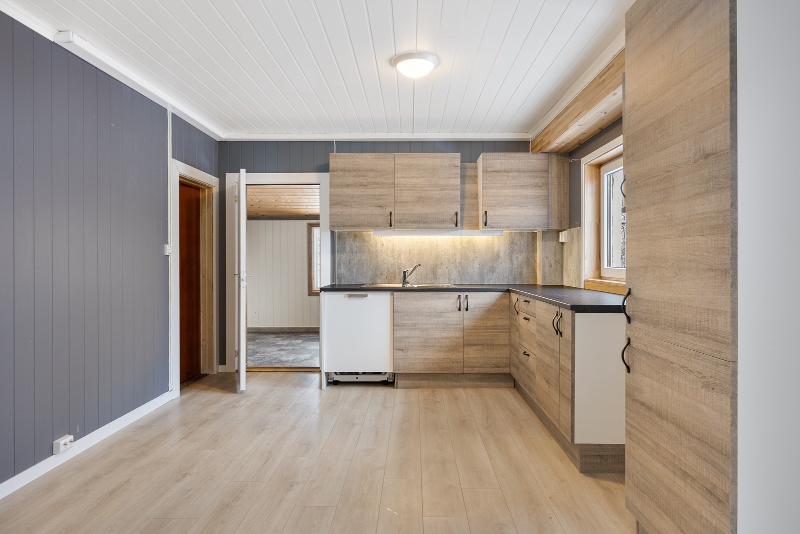 Kjøkkenet har nyere innredning, oppført i en funksjonell og arbeidseffektiv vinkelform. Galleribilde