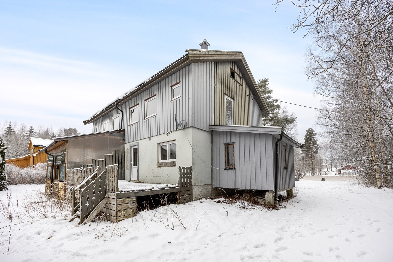 En prisgunstig halvpart tomannsbolig over to plan, pluss kjeller - med kort vei til butikker og bussforbindelse. Galleribilde