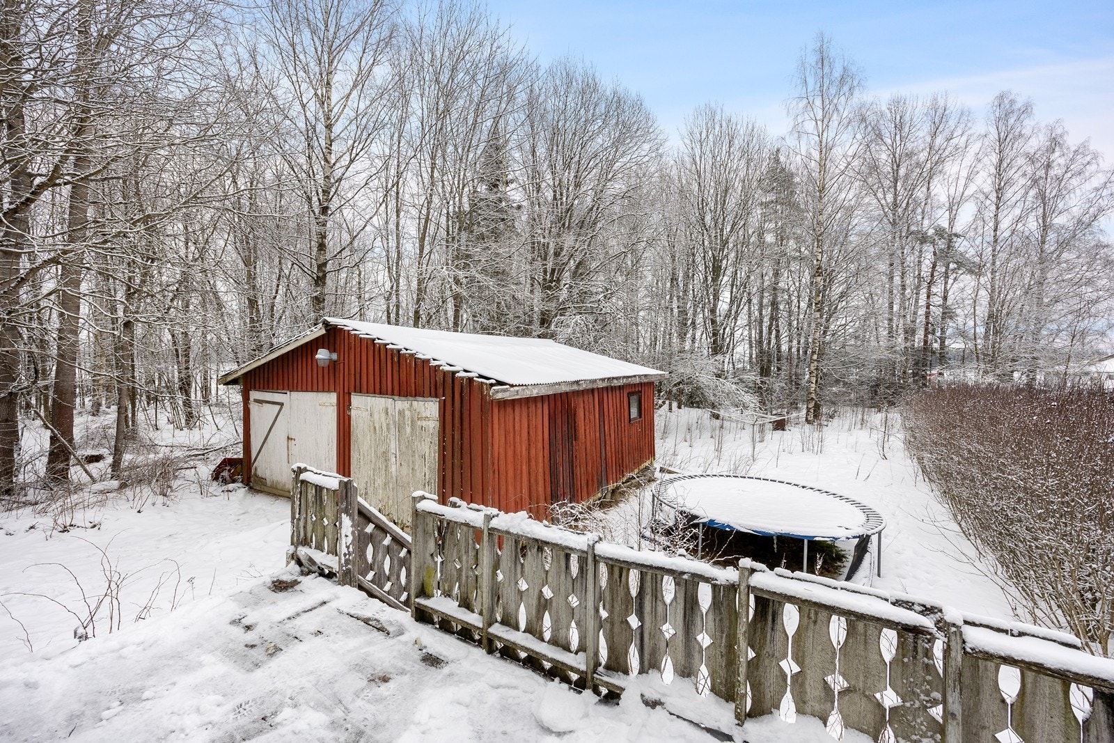 Boligen grenser mot et lite skogholt. Galleribilde