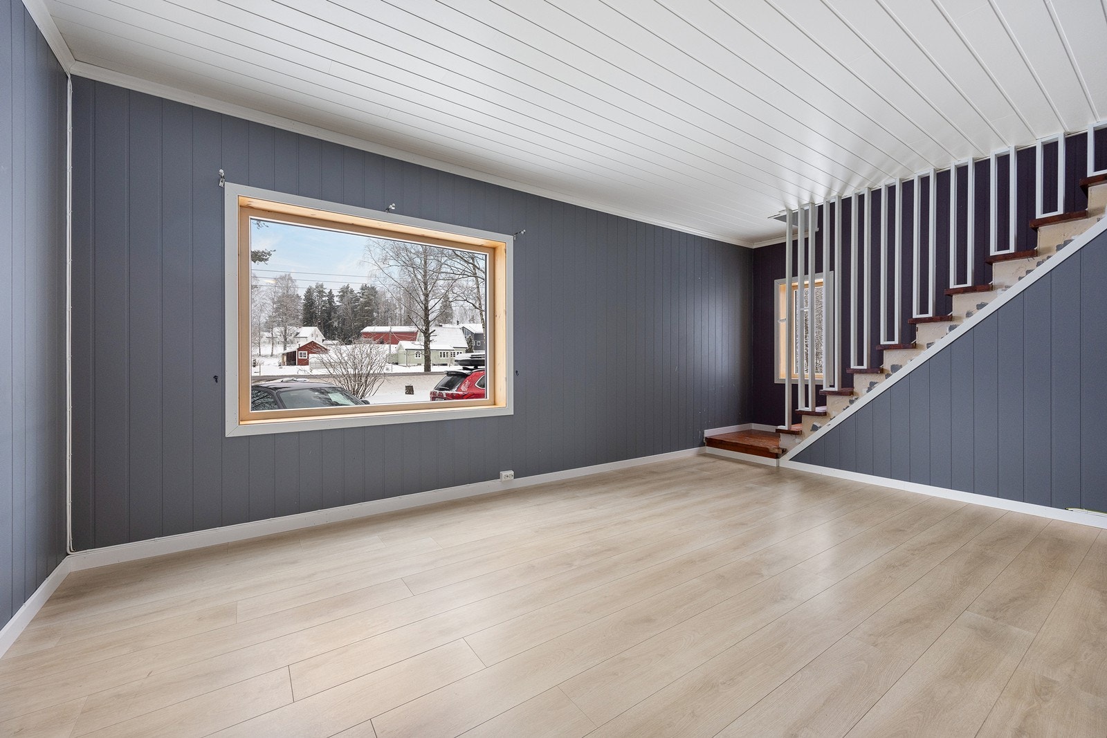 Stuesonen fremstår møbleringsvennlig. Galleribilde