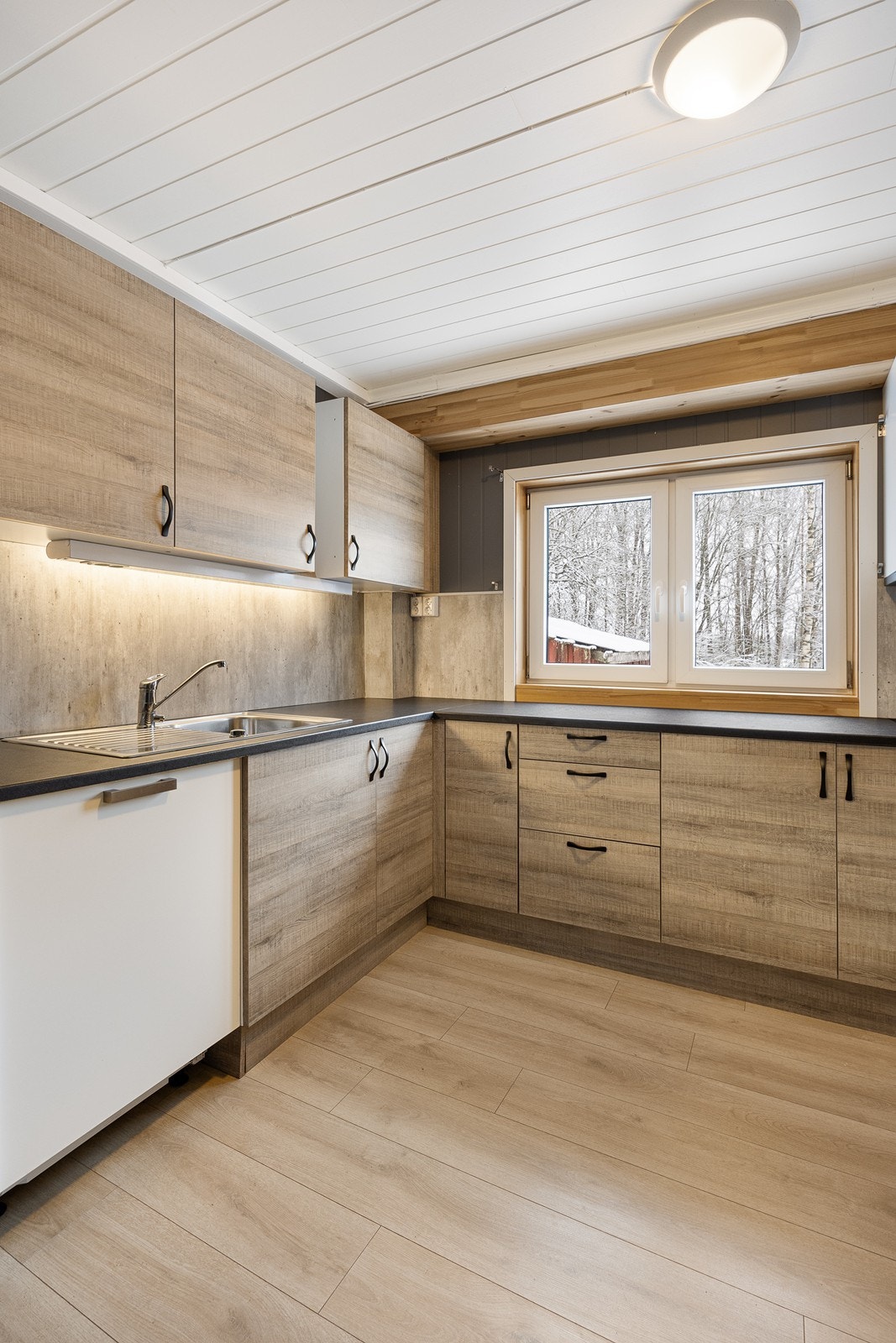 Det er opplegg for oppvaskmaskin og avsatt plass for komfyr. Galleribilde