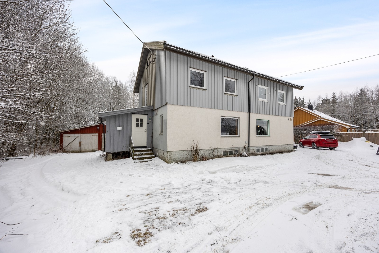 Inngangen er overbygd og utstyrt med belysning og ringeklokke. Galleribilde