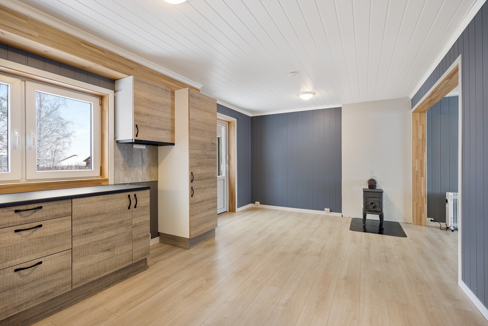 Kjøkkenet er av god størrelse og har plass til spisebord. En vedovn sørger for ekstra hygge og varme. Galleribilde