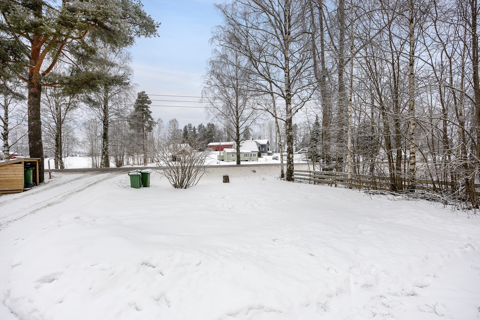 Tomten er forholdsvis flat - og opparbeidet med plenarealer, hekk og diverse beplantning. Galleribilde