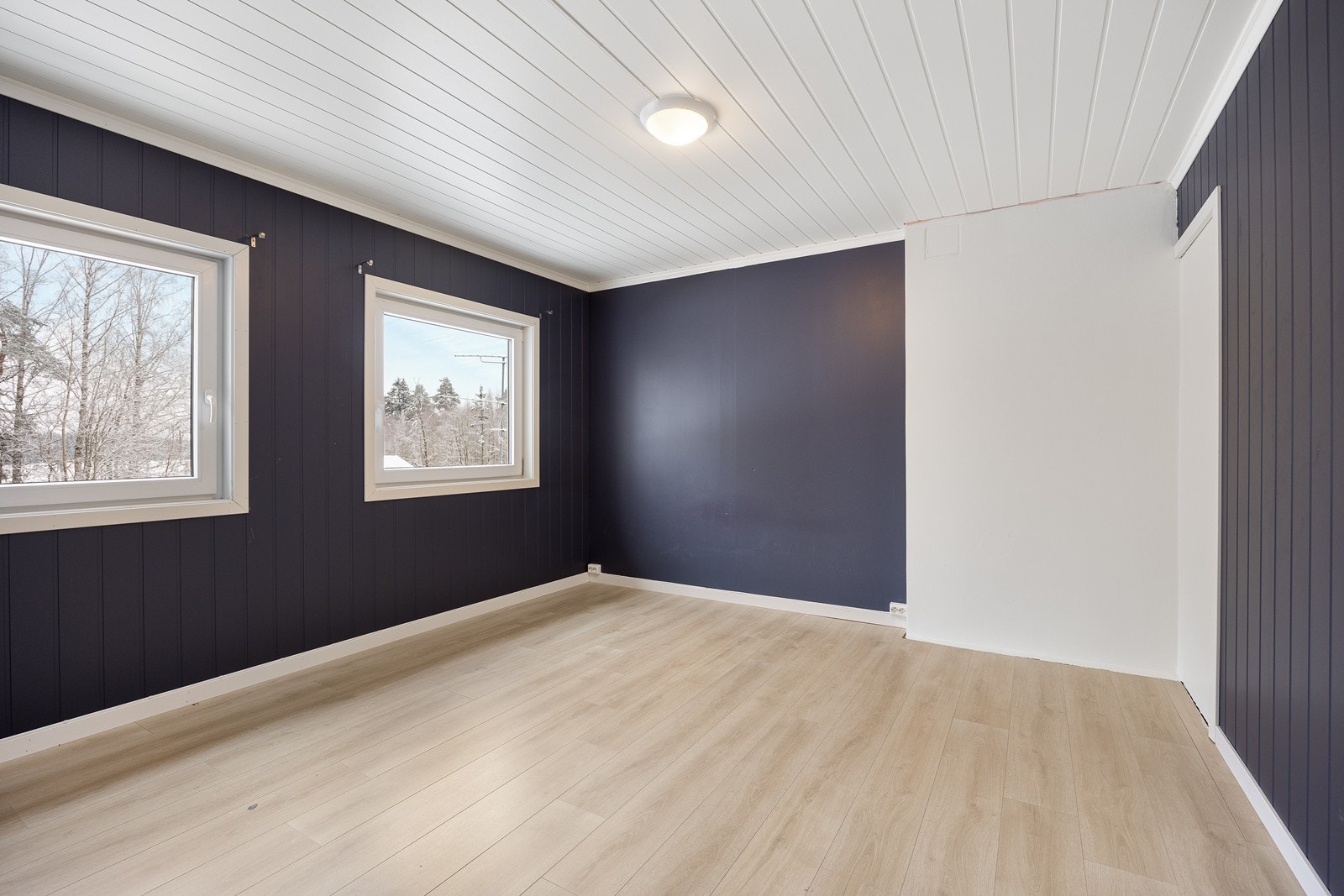 Boligen byr på to romslige soverom - hvor hovedsoverommet er holdt i en mørk og smakfull fargetone. Galleribilde