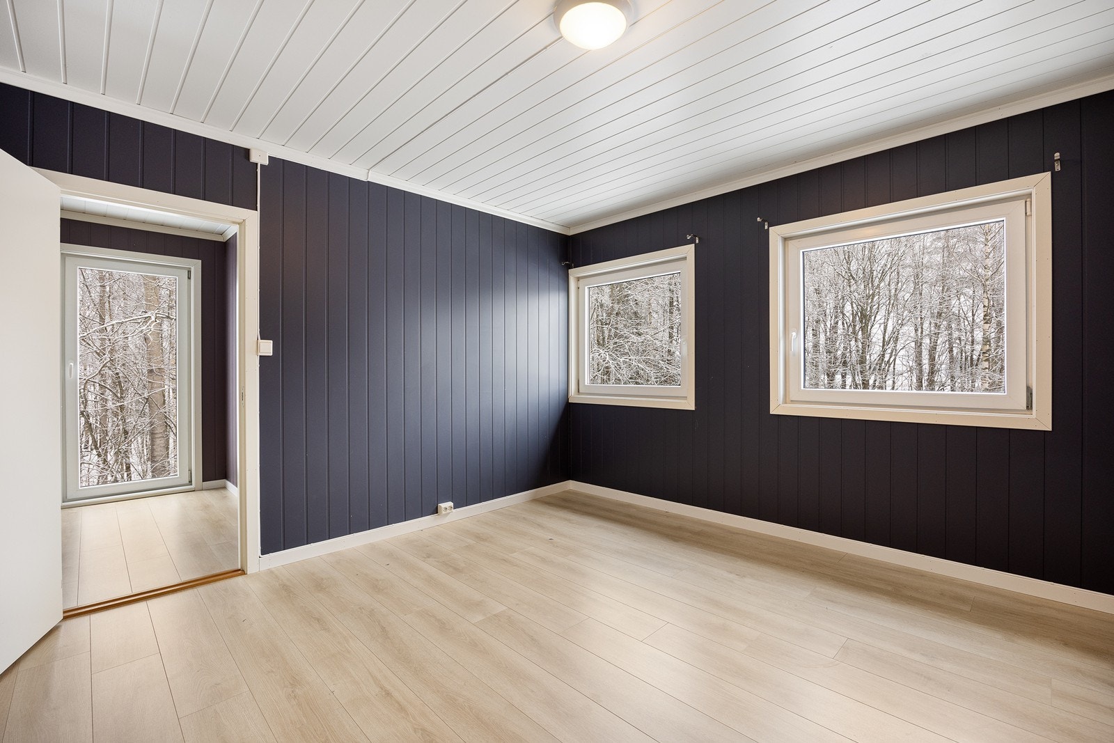 Det er god plass til dobbeltseng, tilhørende møblement og garderobeløsninger. Galleribilde