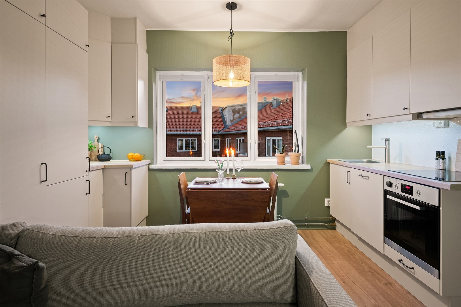 Det er godt med skap- og benkeplass. Innredningen består av lyse slette fronter og benkeplate av laminat. Delvis flislagt mellom overskap og underskap med stikkontakter på vegg. Benkeskapsbelysning under overskap. Galleribilde