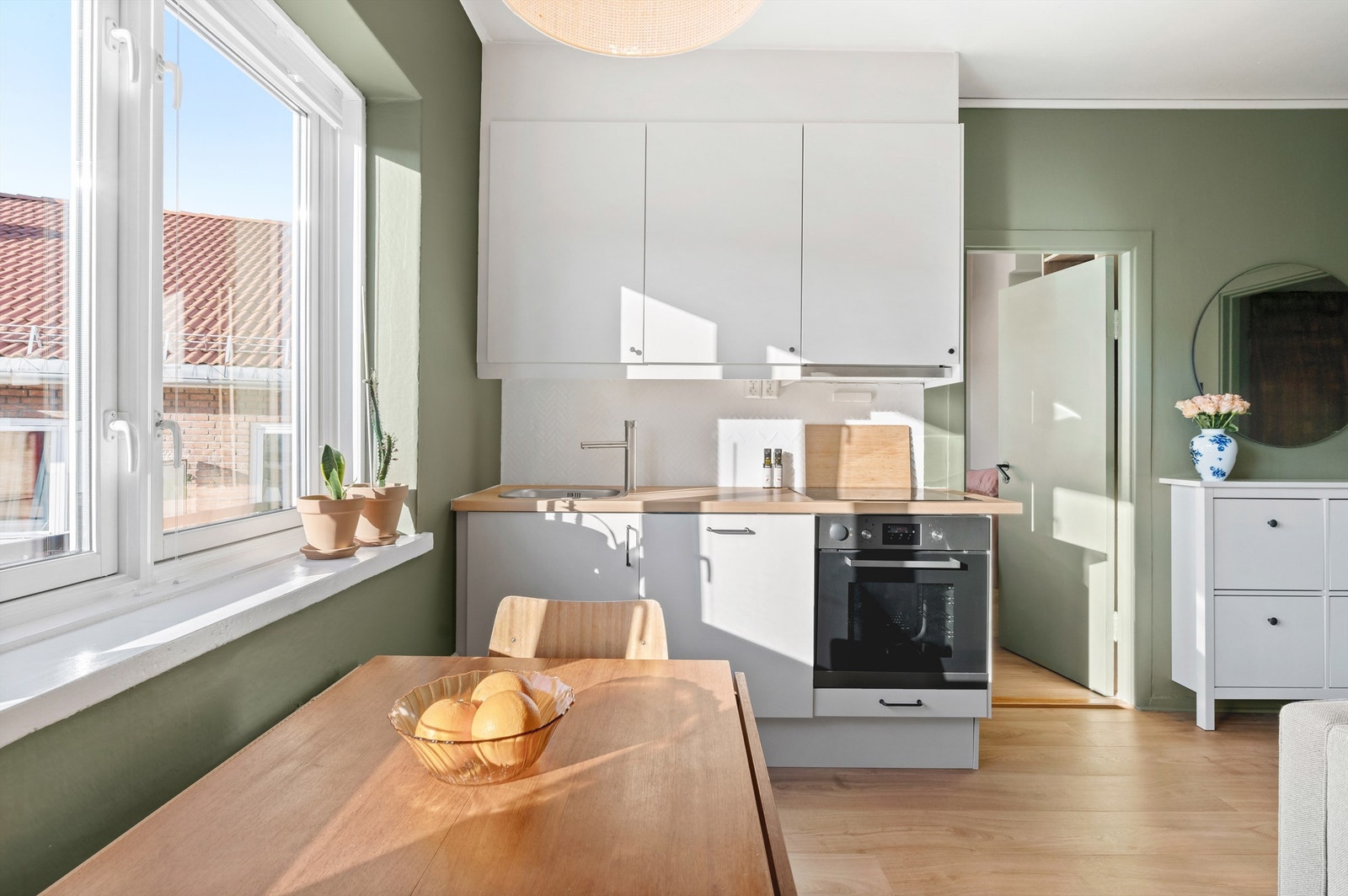 Hvitevarene er integrerte med platetopp, stekeovn, kjøl/fryseskap og oppvaskmaskin. Kjøkkenventilator plassert i overskap. Lekkasjestopper og komfyrvakt er montert. Galleribilde