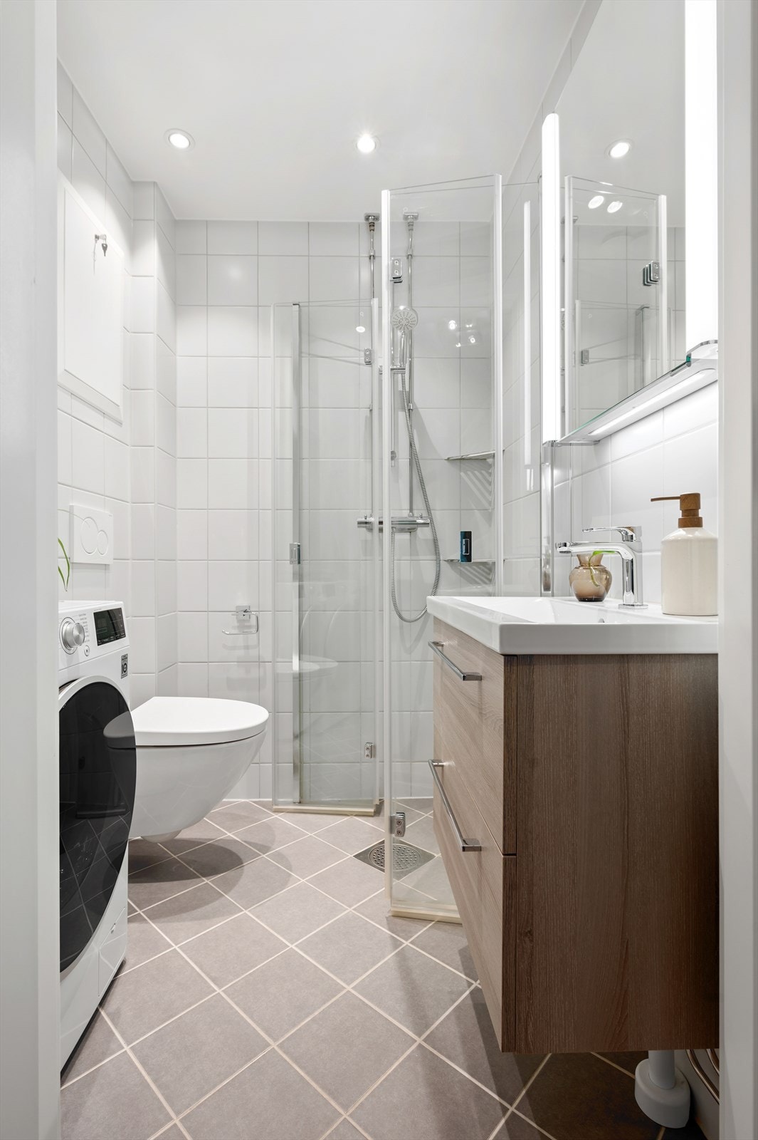 Delikat bad med flislagte overflater, innfelt downlights i himlingen og gulvvarme for en lun og behagelig start på dagen. Badet ble rehabilitert i 2017 i regi av sameiet, arbeidet ble utført av S-BYGG. Galleribilde