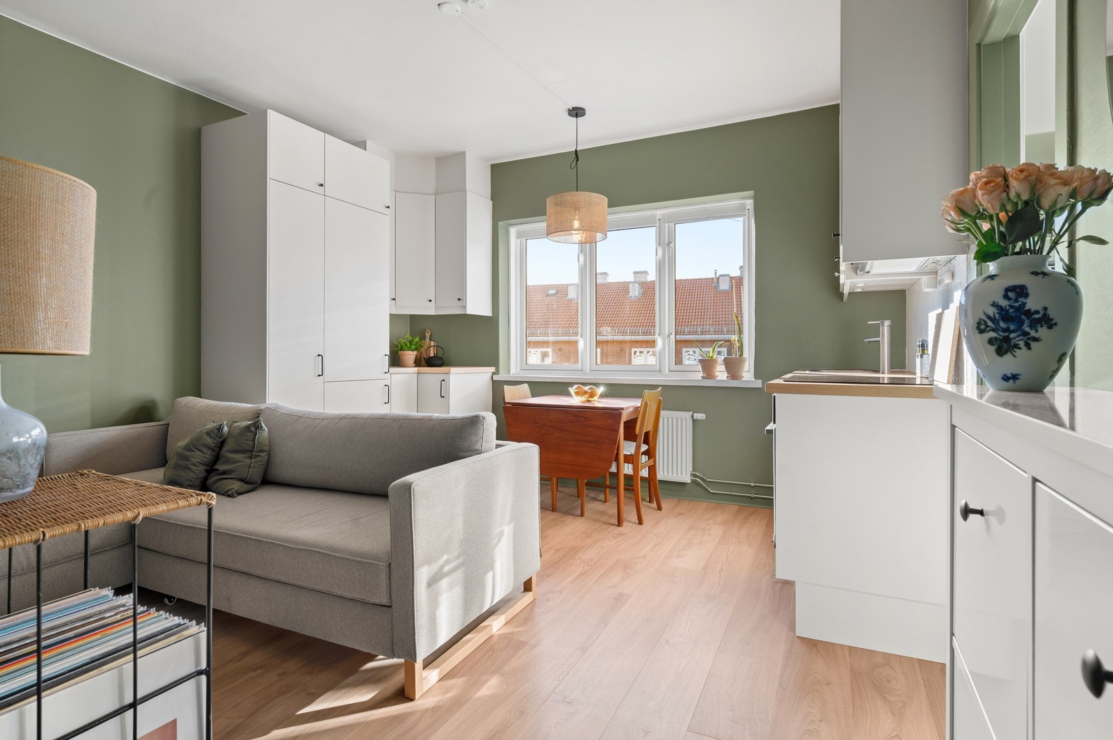 Leiligheten har en god planløsning samt en lys og luftig atmosfære. Store vindusflater gir godt med lysinnslipp i alle oppholdsrom i tillegg til god standard med moderne stil og delikate fargepalett. Galleribilde