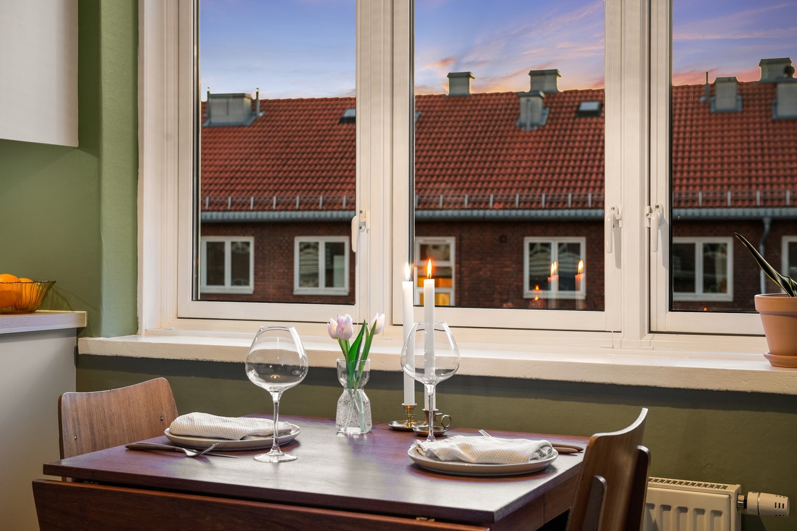 Nyt en bedre middag i godt selskap med utsikt til sameiets idylliske bakgård. Galleribilde