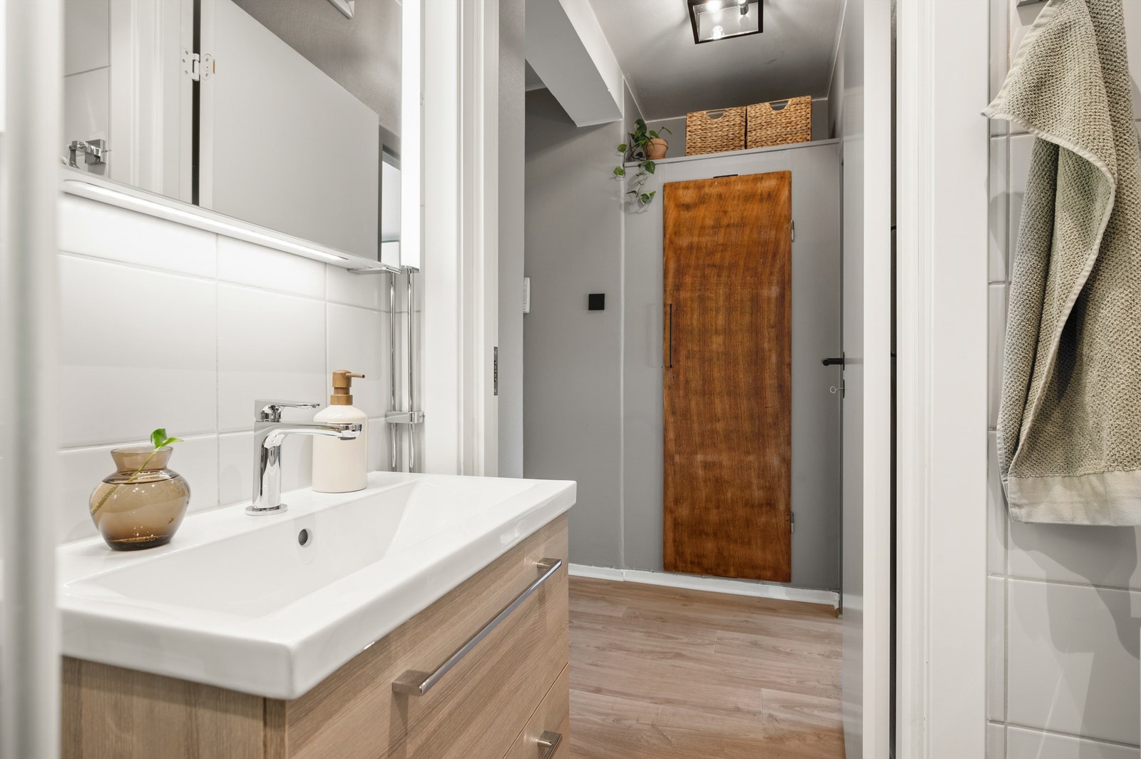 Innredningen består av vegghengt servantinnredning med skuffer og ett-greps armatur, vegghengt speilskap med sidelys og stikkontakt over servant. Galleribilde