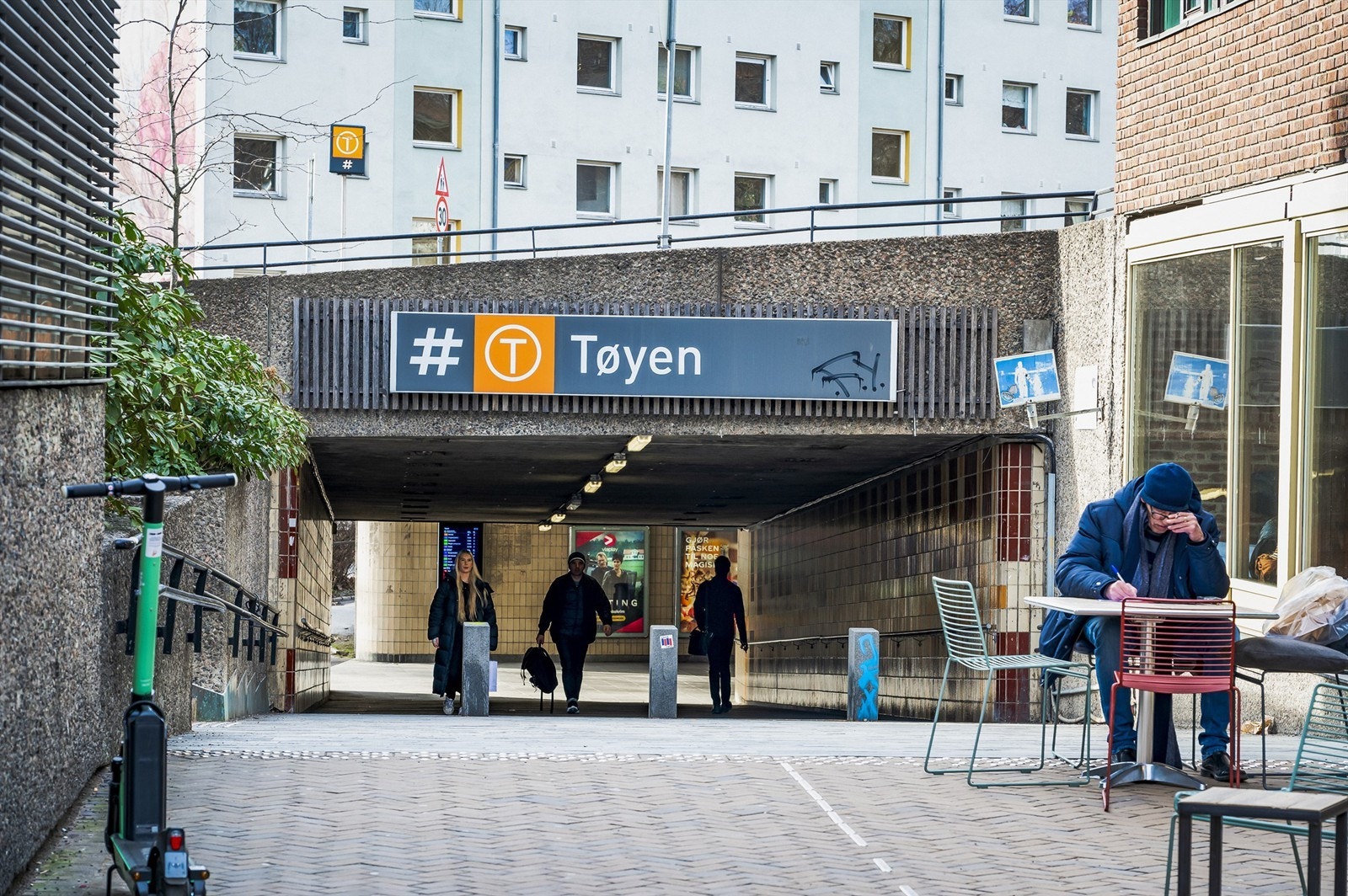 Området har et godt kollektivtilbud via buss og T-bane. Tøyen T-banestopp ligger få minutters gange unna leiligheten. Galleribilde
