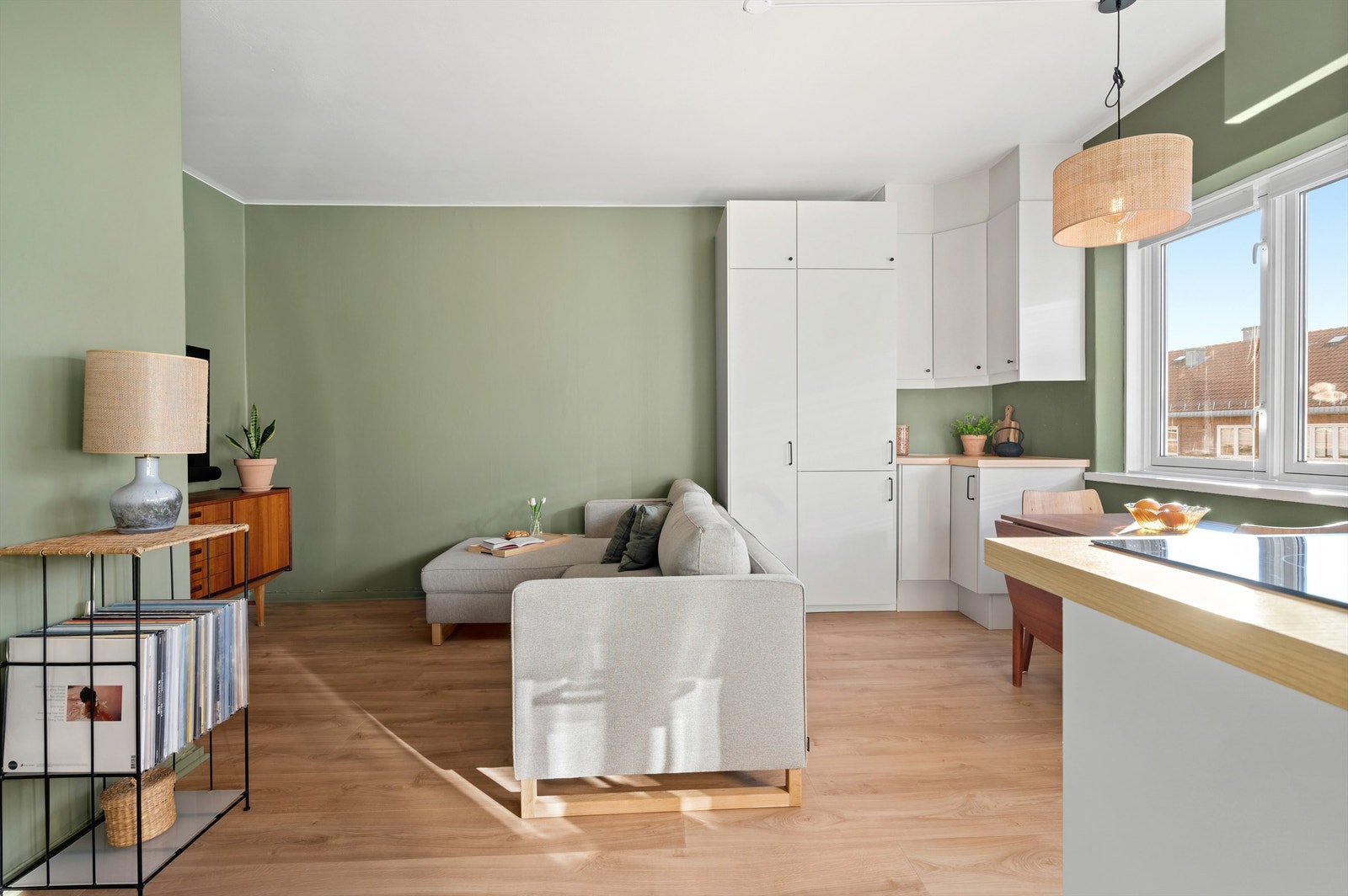 Lys og åpen stue med store vindusflater som slipper inn rikelig med naturlig lys. Galleribilde