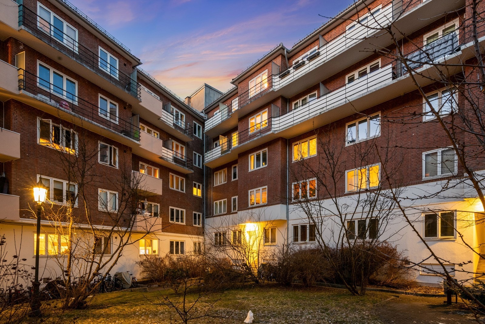 Sameiet har felles tomt som er pent opparbeidet med gressplener, trær, prydbusker og diverse beplantning. Felles områder har blant annet sittegrupper, sykkelparkering og asfalterte internveier. Galleribilde