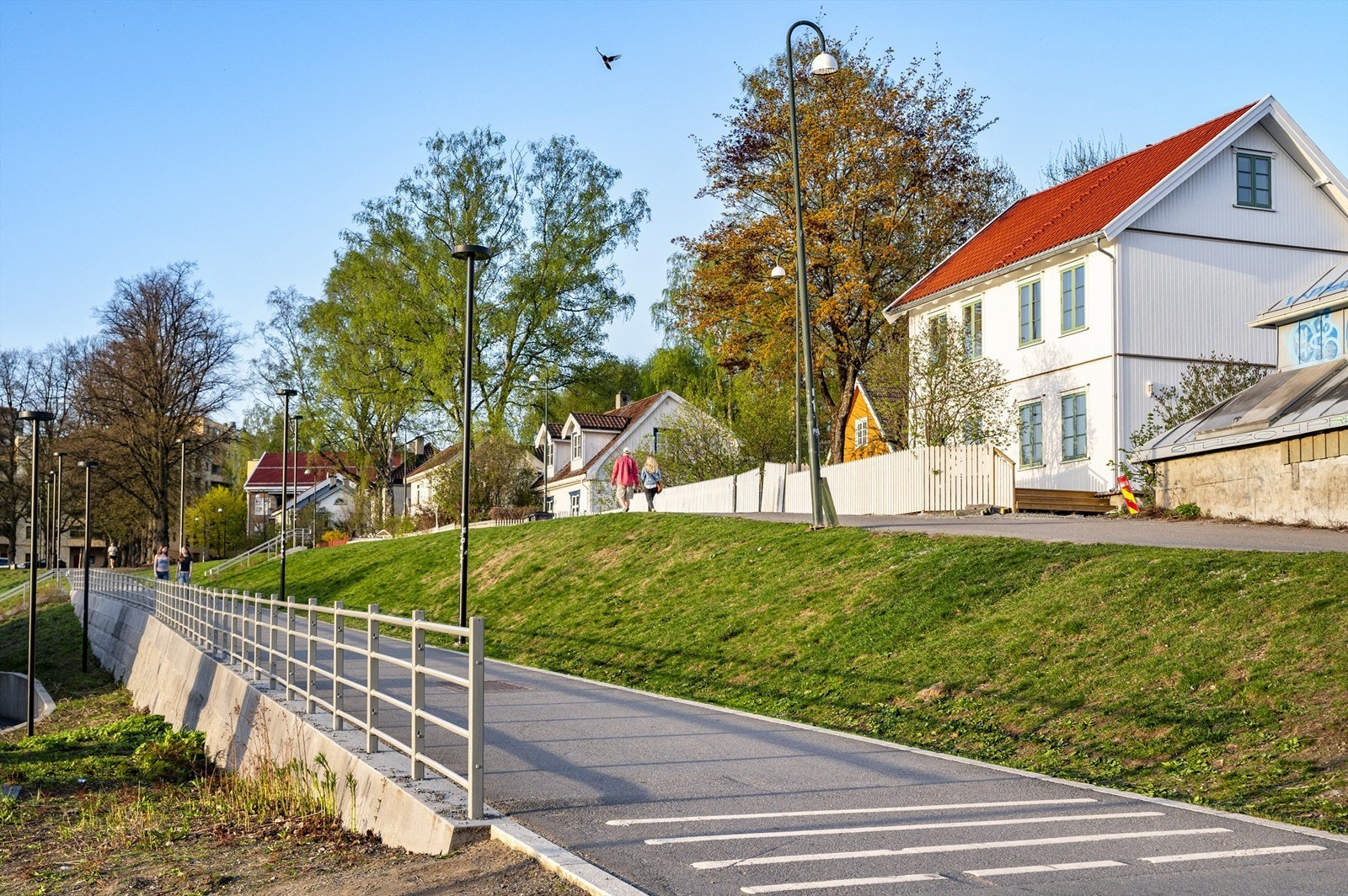 Gatene i nærområdet er fylt med et spennende mangfold av småbutikker, med et utvalg varer som skiller seg fra kjedebutikkenes mer standardiserte sortiment. Stort utvalg av kaféer og restauranter i nærområdet. Galleribilde