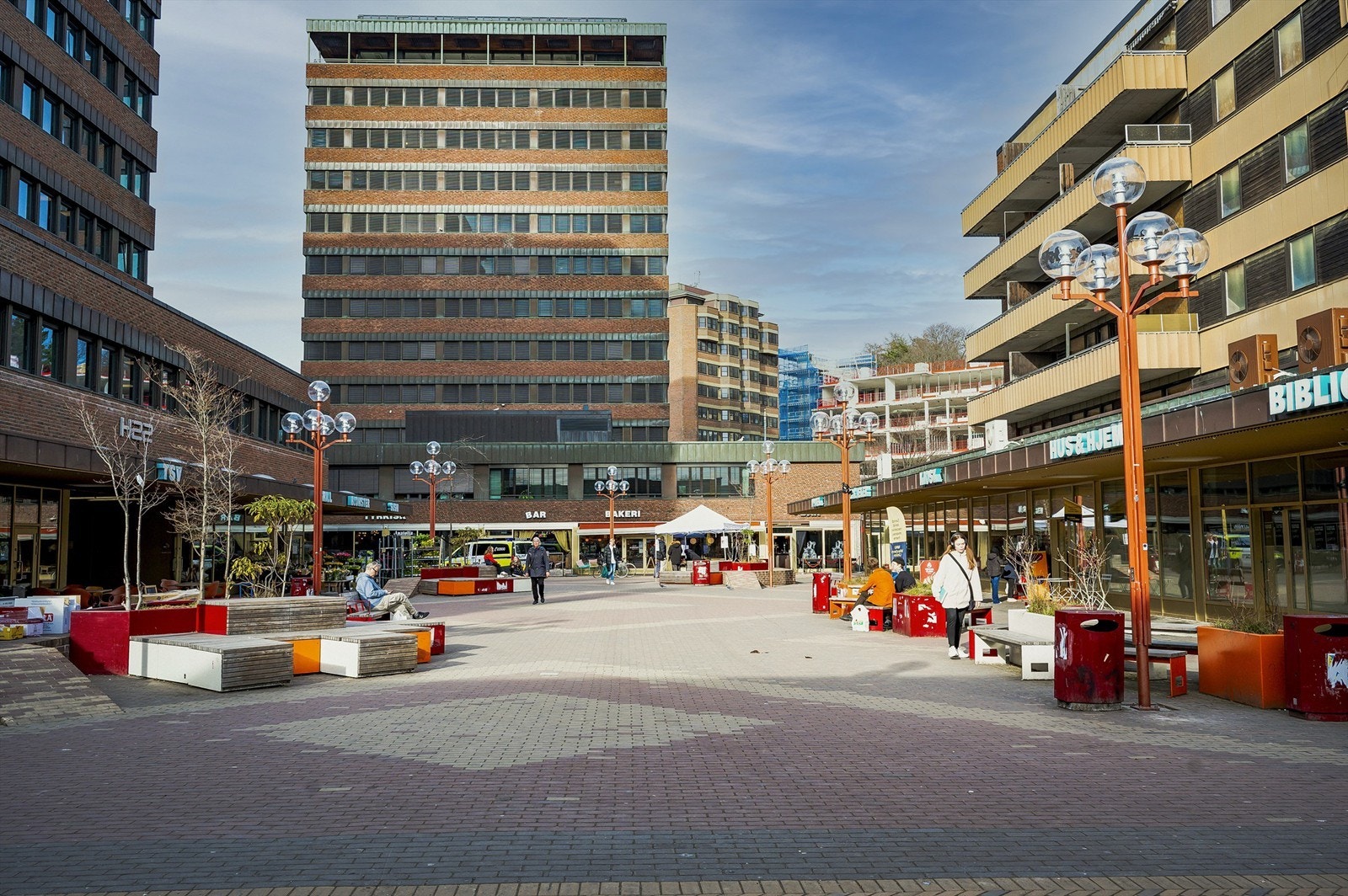 I nærområdet finner man alle butikker man behøver, et yrende uteliv og restauranter i alle prisklasser. Få minutters gange unna boligen ligger Tøyen torg med restauranter, butikker og utesteder. Galleribilde