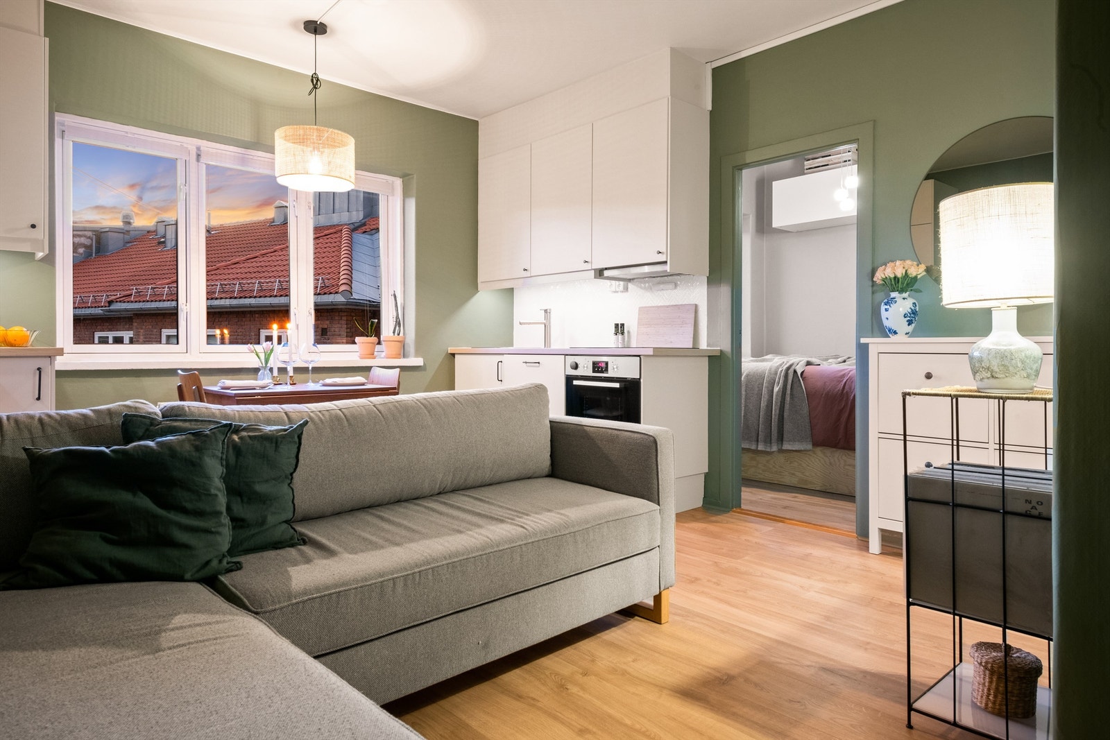 Leiligheten har god intern beliggenhet i byggets 5. etasje, vendt inn mot rolig og flott bakgård. Galleribilde