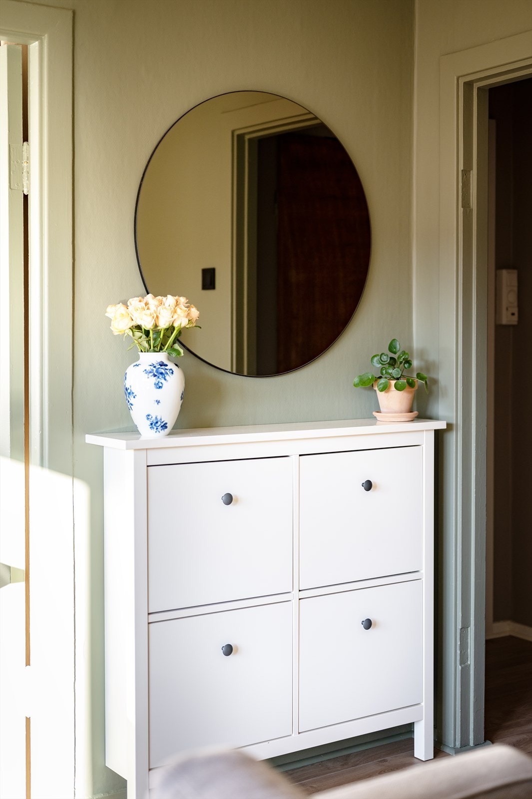 Leiligheten har flere smarte oppbevaringsløsninger. I tillegg disponerer leiligheten en loftsbod med gulvareal på 4 kvm (grunnet skråtak/lav takhøyde er kun 1 kvm måleverdig bruksareal). Galleribilde