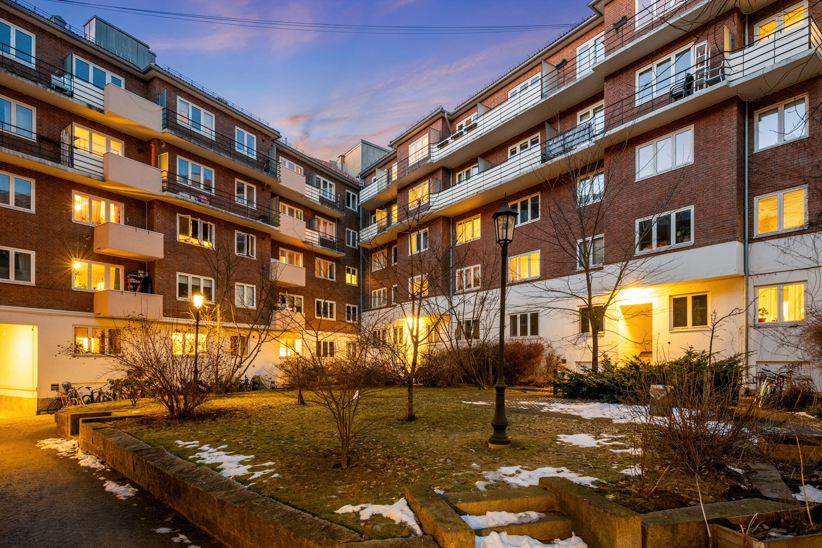 Tomten er festet. Festeavgift er inkludert i felleskostnadene. Galleribilde