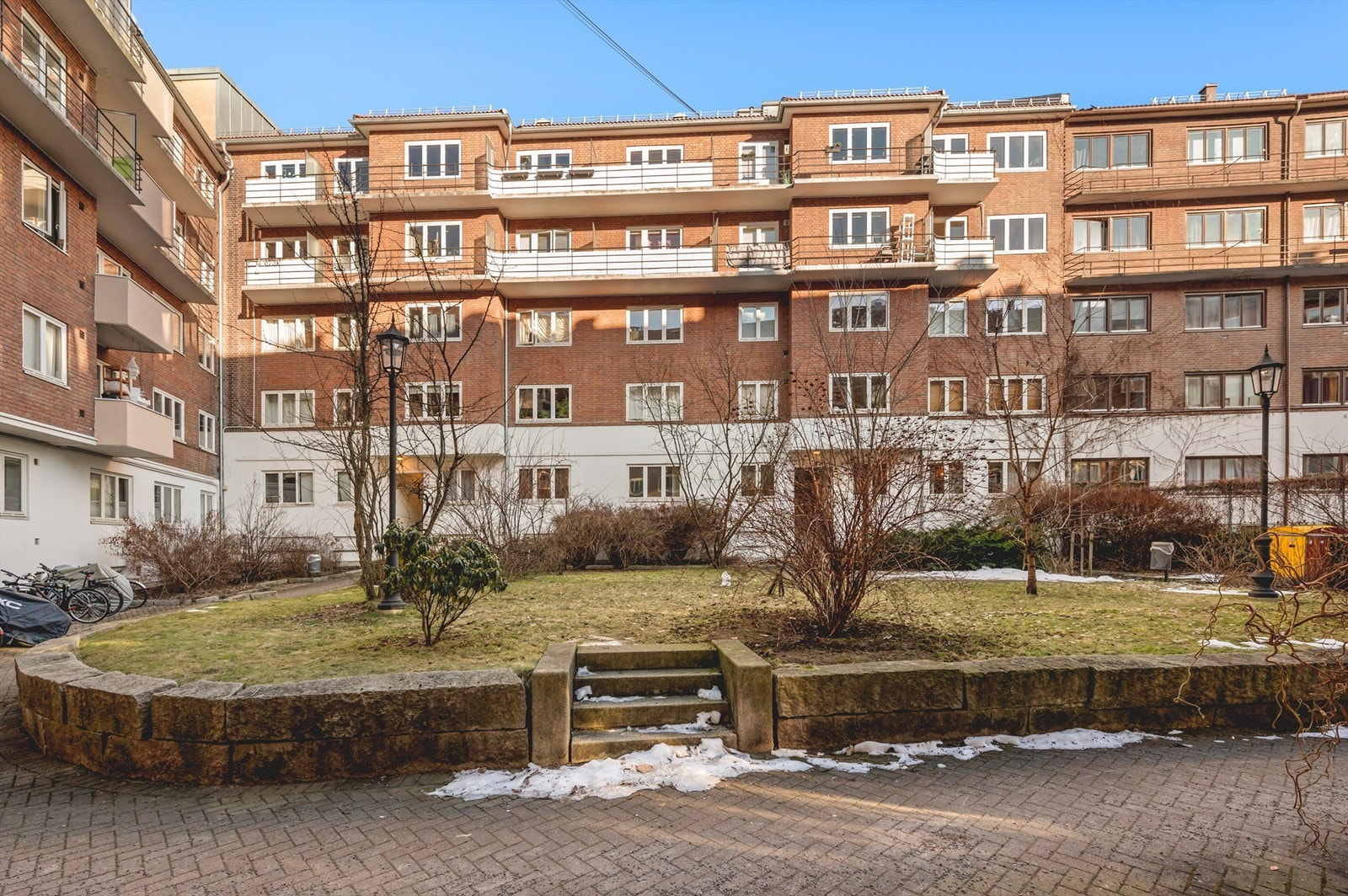 Tøyen ligger sentralt i hjertet av Oslo med kort gangavstand til sentrum. Boligen ligger i et etablert og populært boområde. Galleribilde