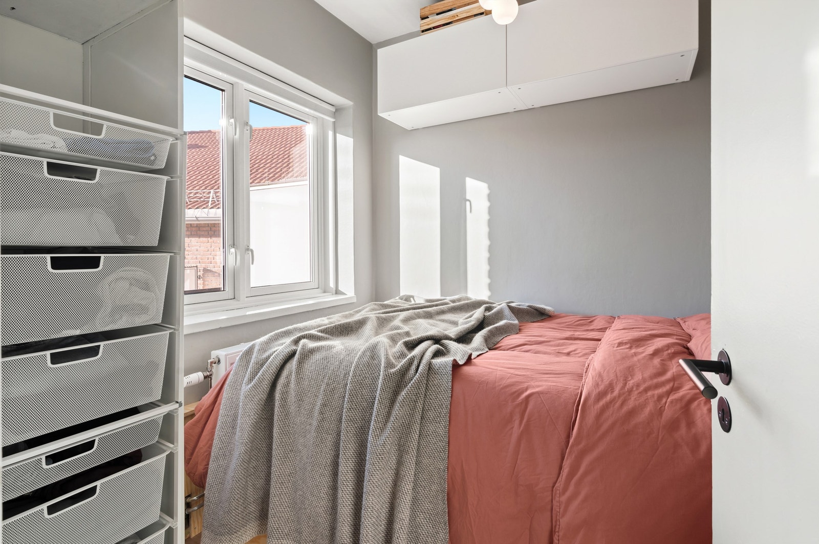 Leilighetens soverom har god plass til dobbeltseng og oppbevaring i garderobeskap. Galleribilde