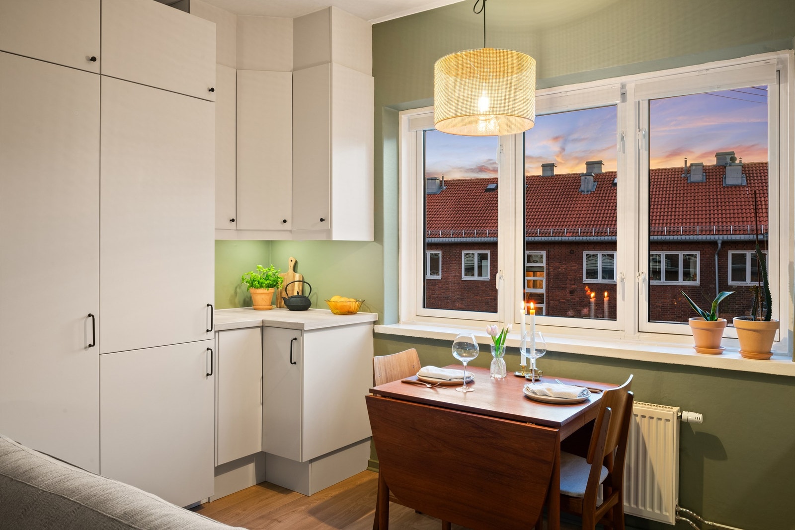 Moderne kjøkken fra 2013 i åpen og sosial løsning med stuen. Skrog med kjøl/fryseskap fra 2024. Galleribilde